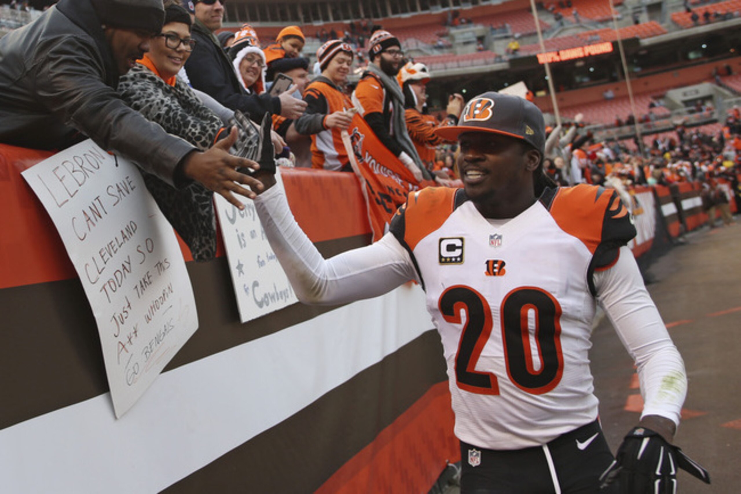 Reggie Nelson embraces the fans. Reggie Nelson embraces the fans.