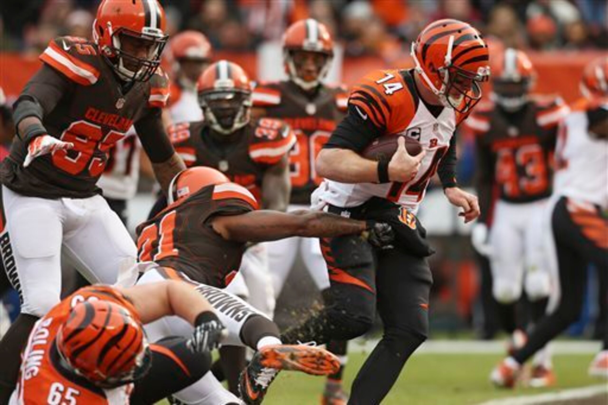 The Cincinnati Bengals cruised to a season sweep of the Cleveland Browns Sunday.