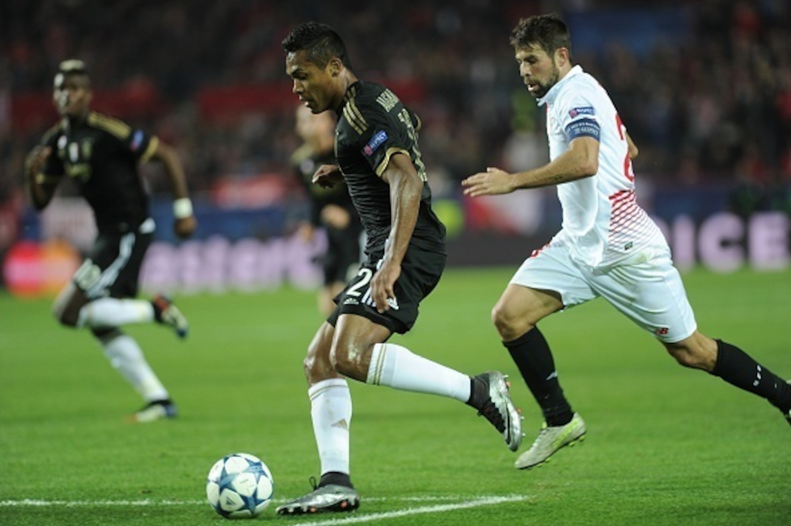 Sevilla's defender Coke (R) vies with Juventus' Brazilian defender Alex Sandro Lobo during the UEFA Champions League Group D football match Sevilla FC vs Juventus at the Ramon Sanchez Pizjuan stadium in Sevilla on December 8, 2015. Sevilla won 1-0.   AFP 