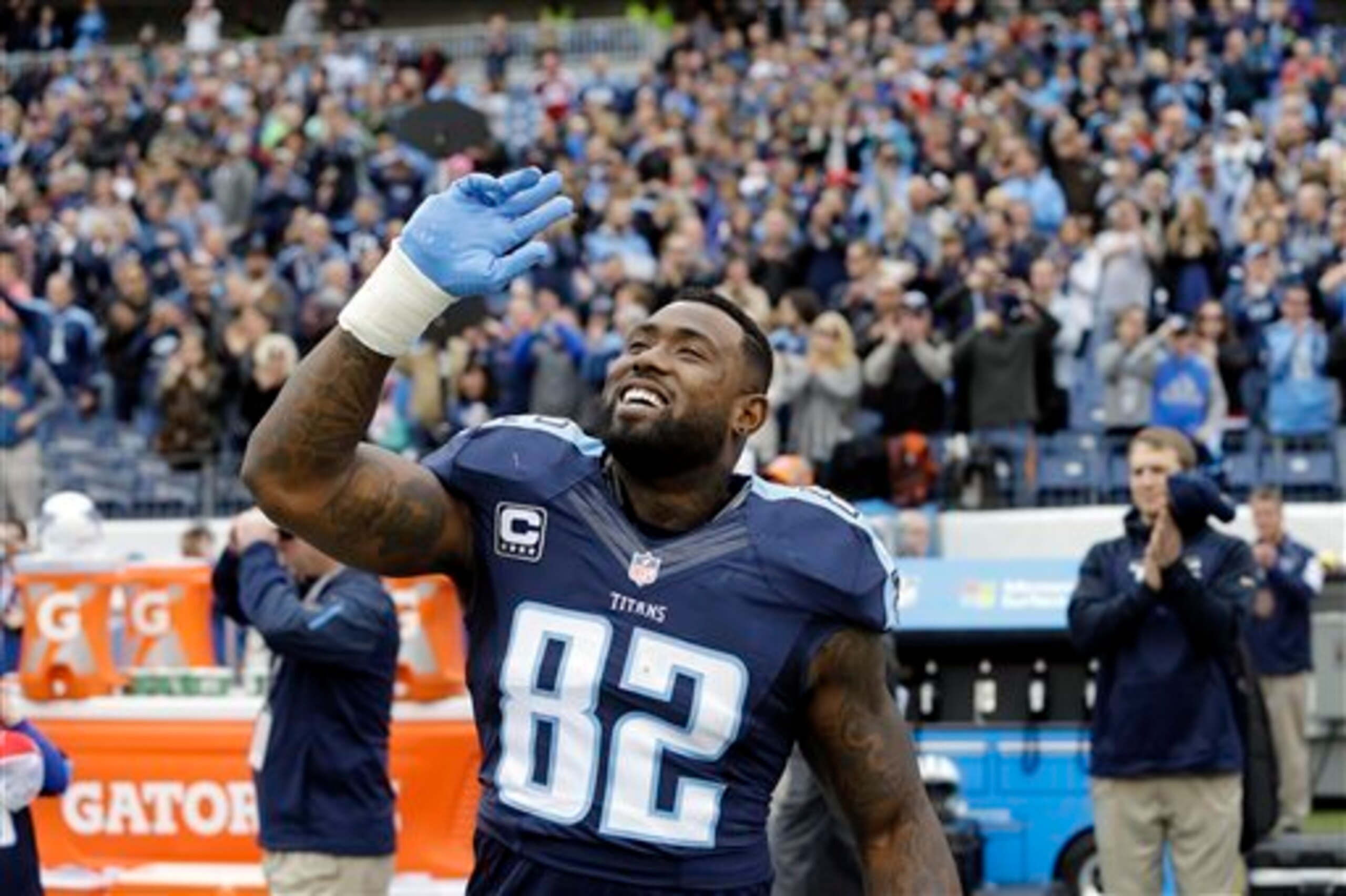 Titans tight end Delanie Walker salutes the crowd