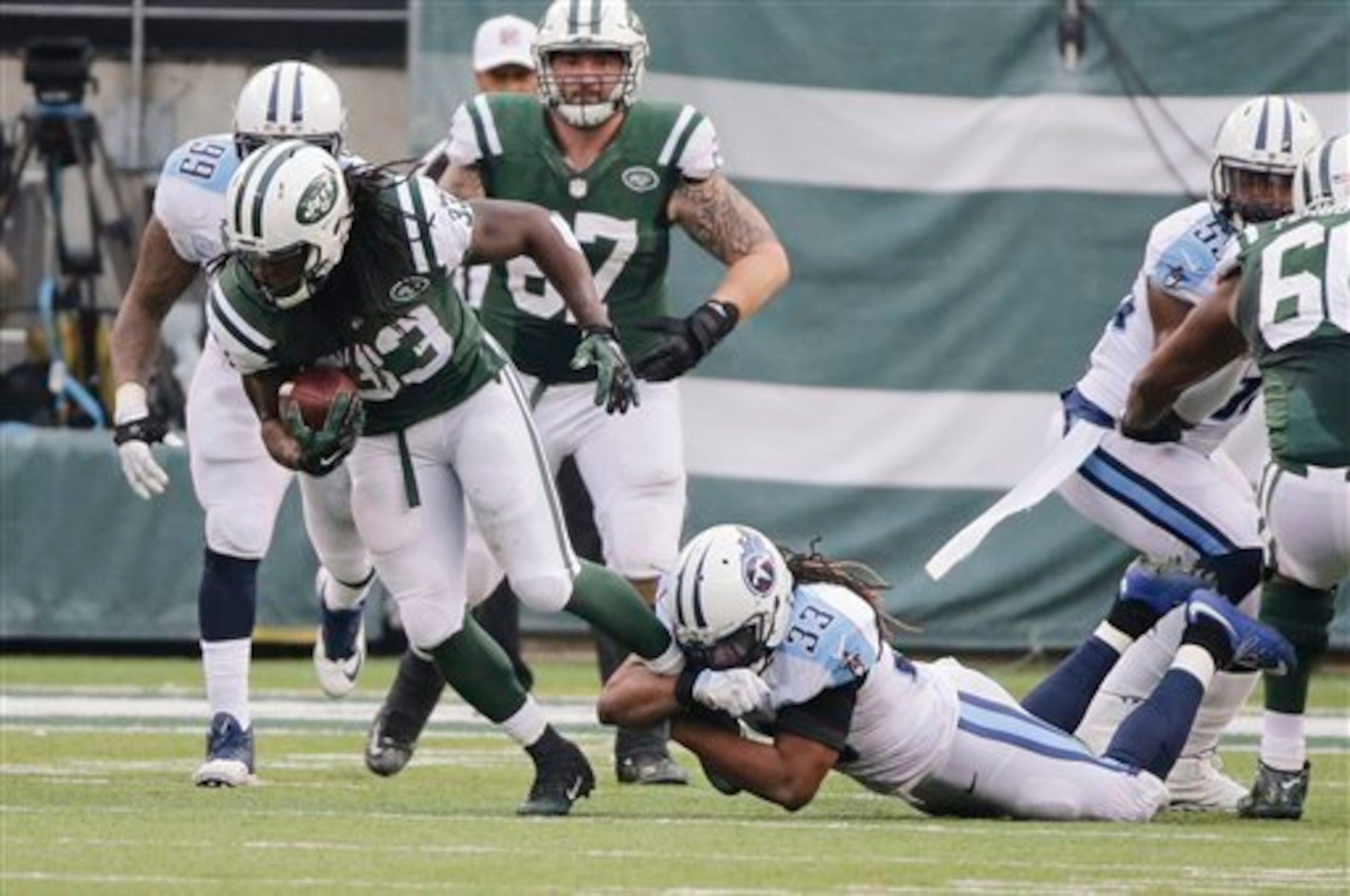 Chris Ivory breaks a tackle against the Titans.