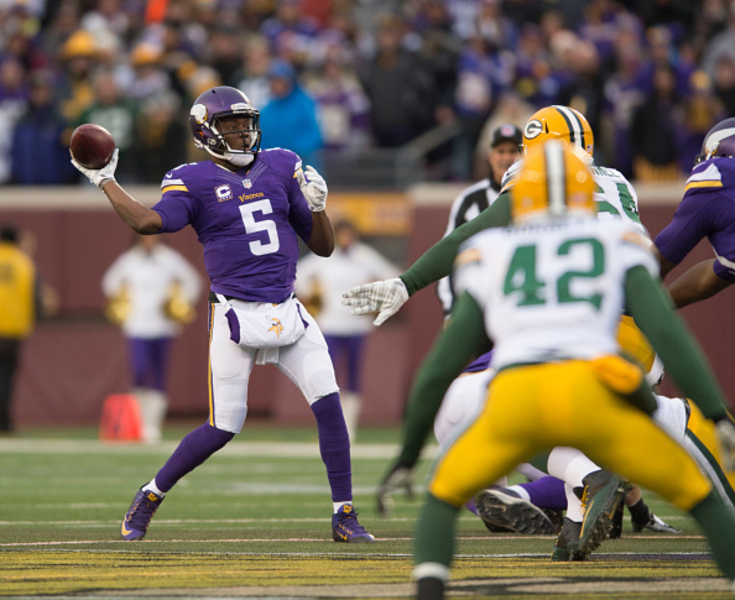 MINNEAPOLIS, MN - NOVEMBER 22: Teddy Bridgewater #5 of the Minnesota Vikings passes during an NFL game against the Green Bay Packers at TCF Bank Stadium November 8, 2015 in Minneapolis, Minnesota. (Photo by Tom Dahlin/Getty Images)