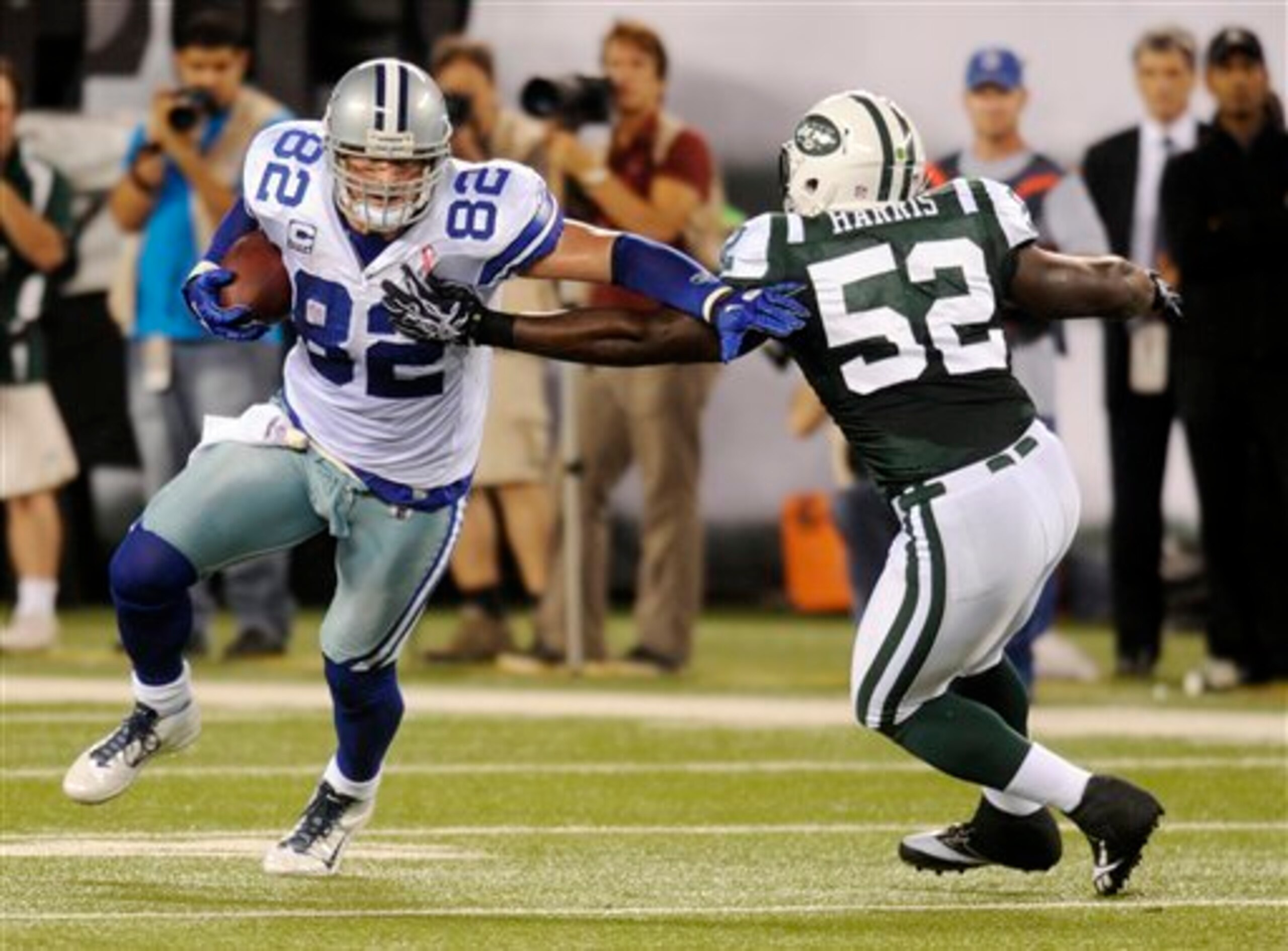 Jets linebacker David Harris (52) looks to bring down Cowboys tight end Jason Witten (82).