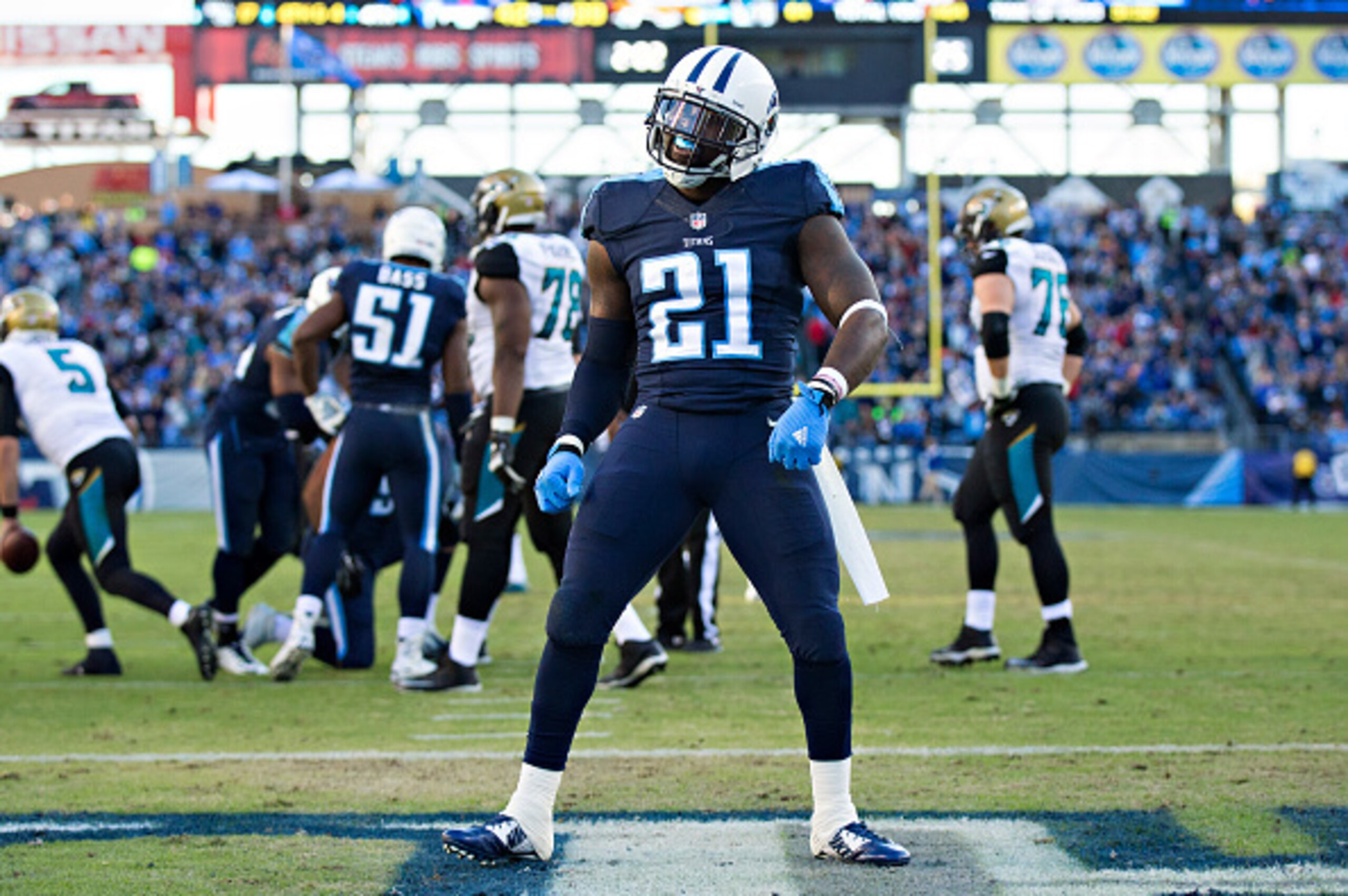 NASHVILLE, TN - DECEMBER 6:  Da'Norris Searcy #21 of the Tennessee Titans reacts tot he crowd during a game against the Jacksonville Jaguars at Nissan Stadium on December 6, 2015 in Nashville, Tennessee.  The Titans defeated the Jaguars 42-39.  (Photo by 