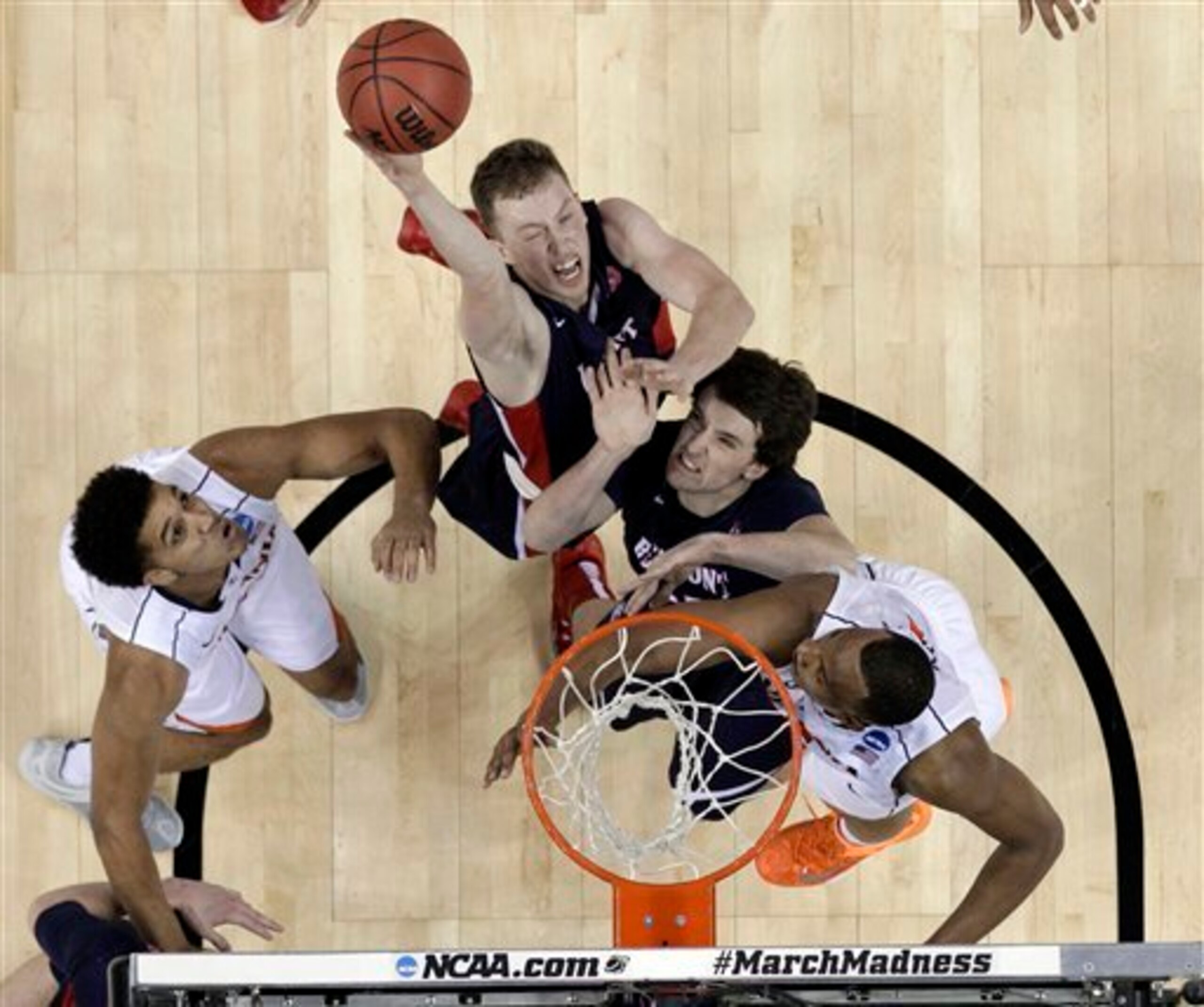 Evan Bradds (top with ball)