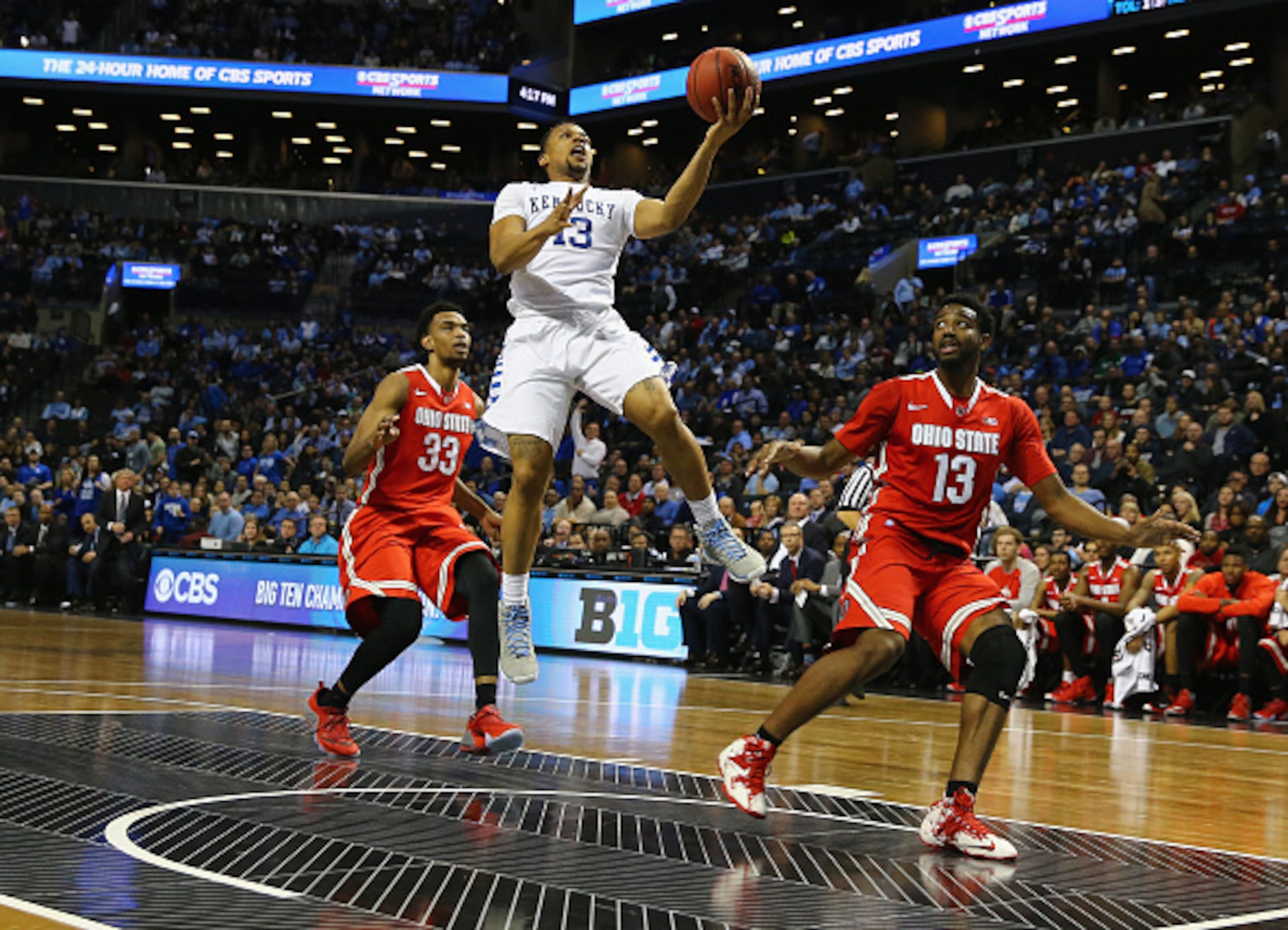 Tyler Ulis (center)