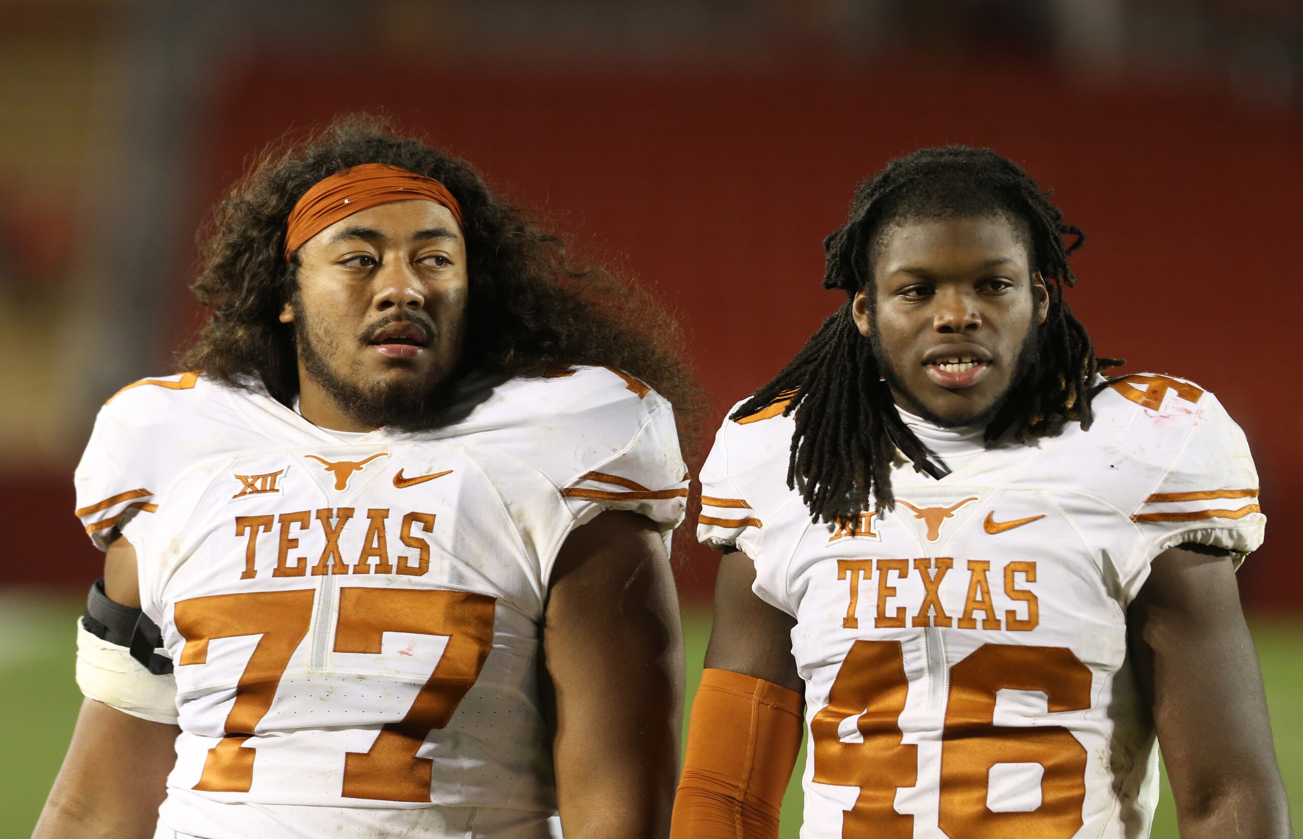 Patrick Vahe (left) and Malik Jefferson (right) are two of the staggering 21 freshmen that helped carry the Longhorns in 2015.