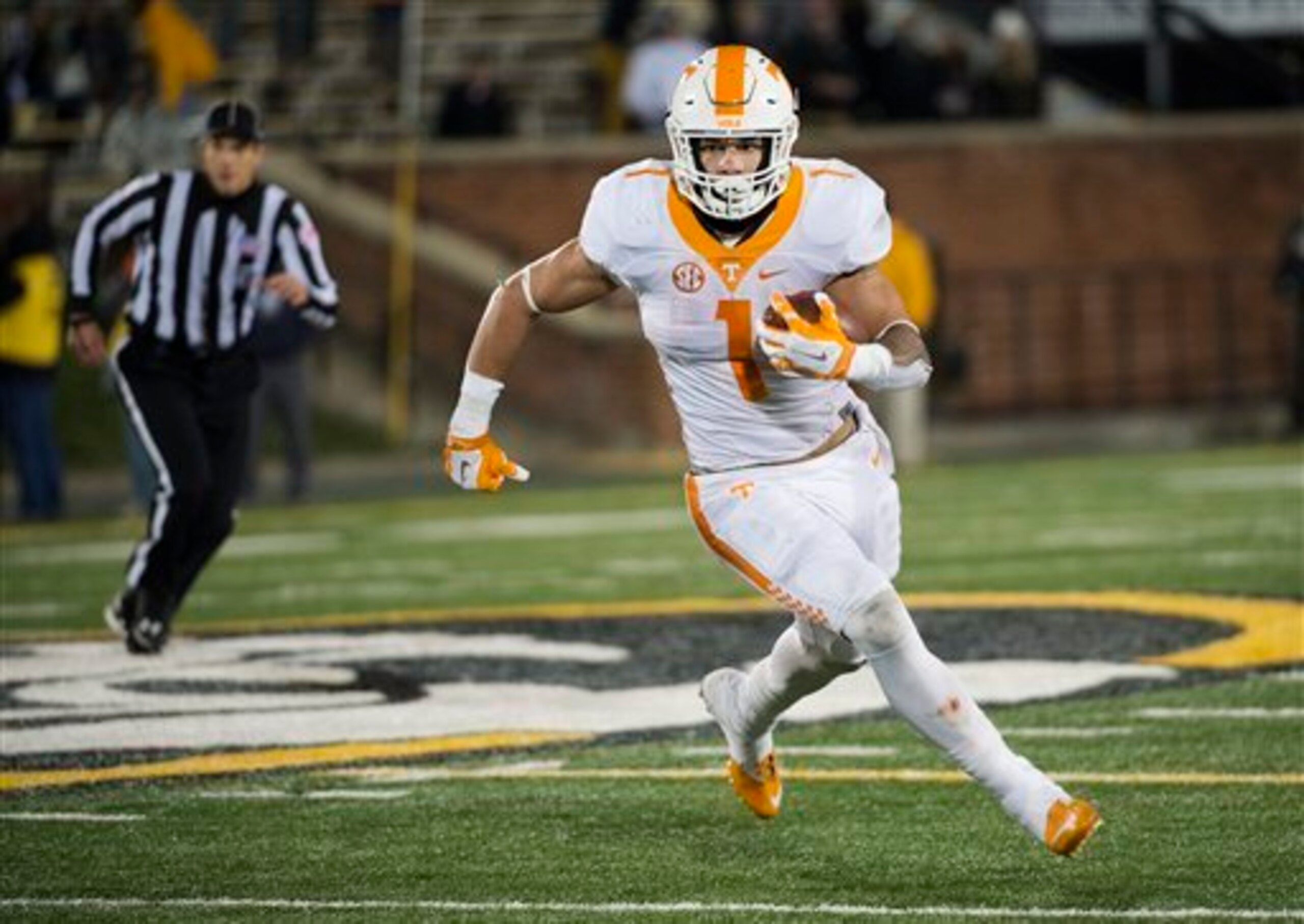 Jalen Hurd will be key for Tennessee in the Outback Bowl.