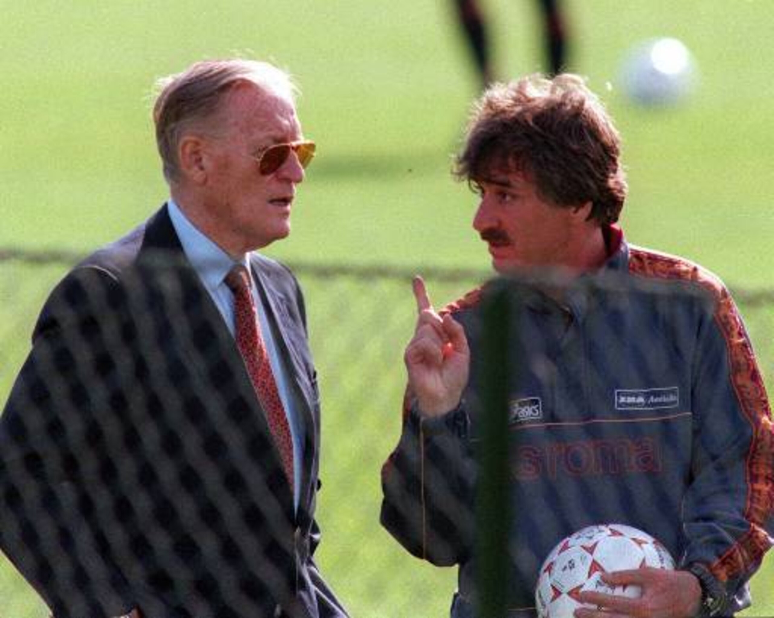 Maldera (right) talking to former Milan coach Nils Liedholm.