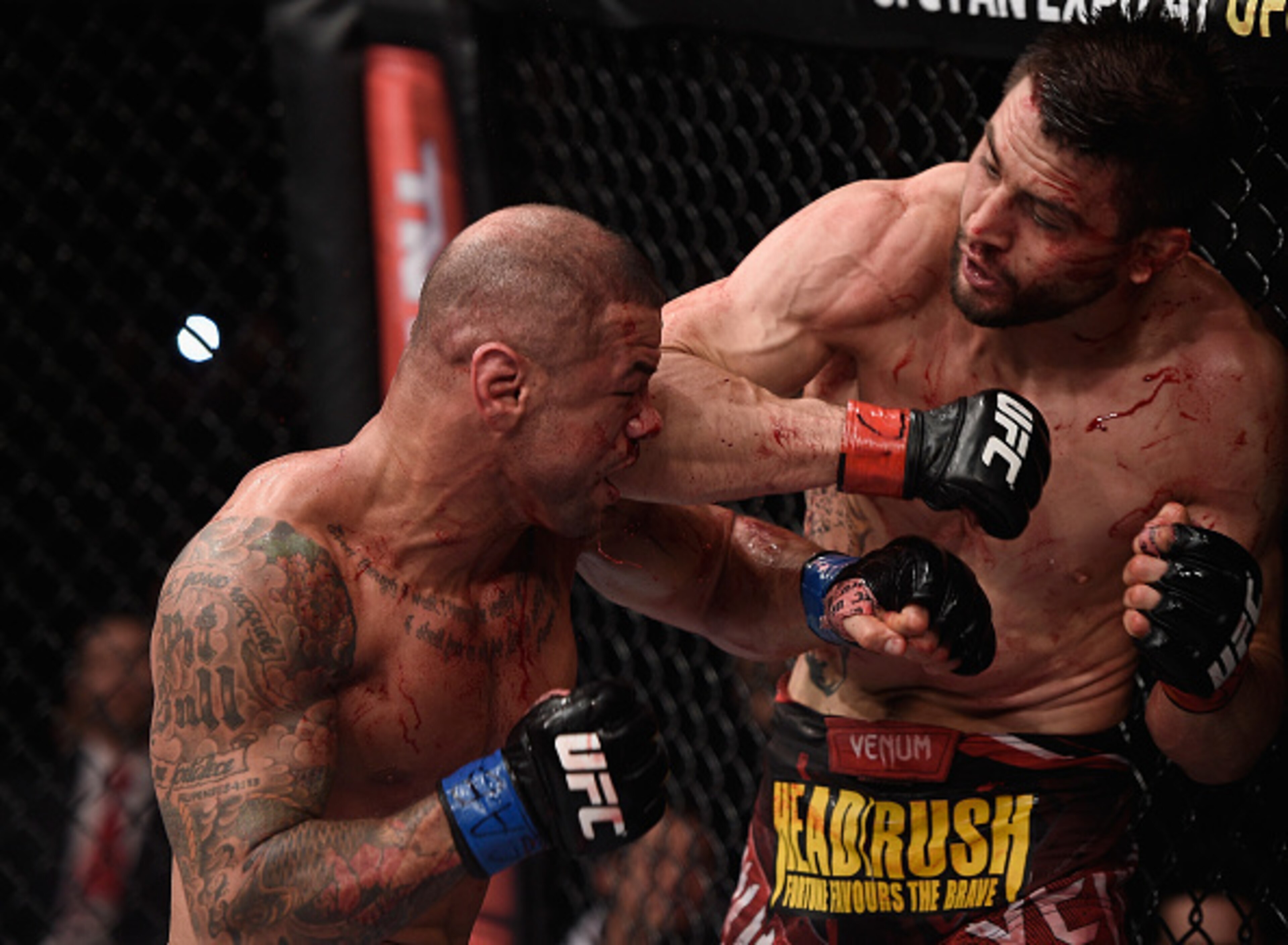 Carlos Condit connects with an elbow on Thiago Alves' face.