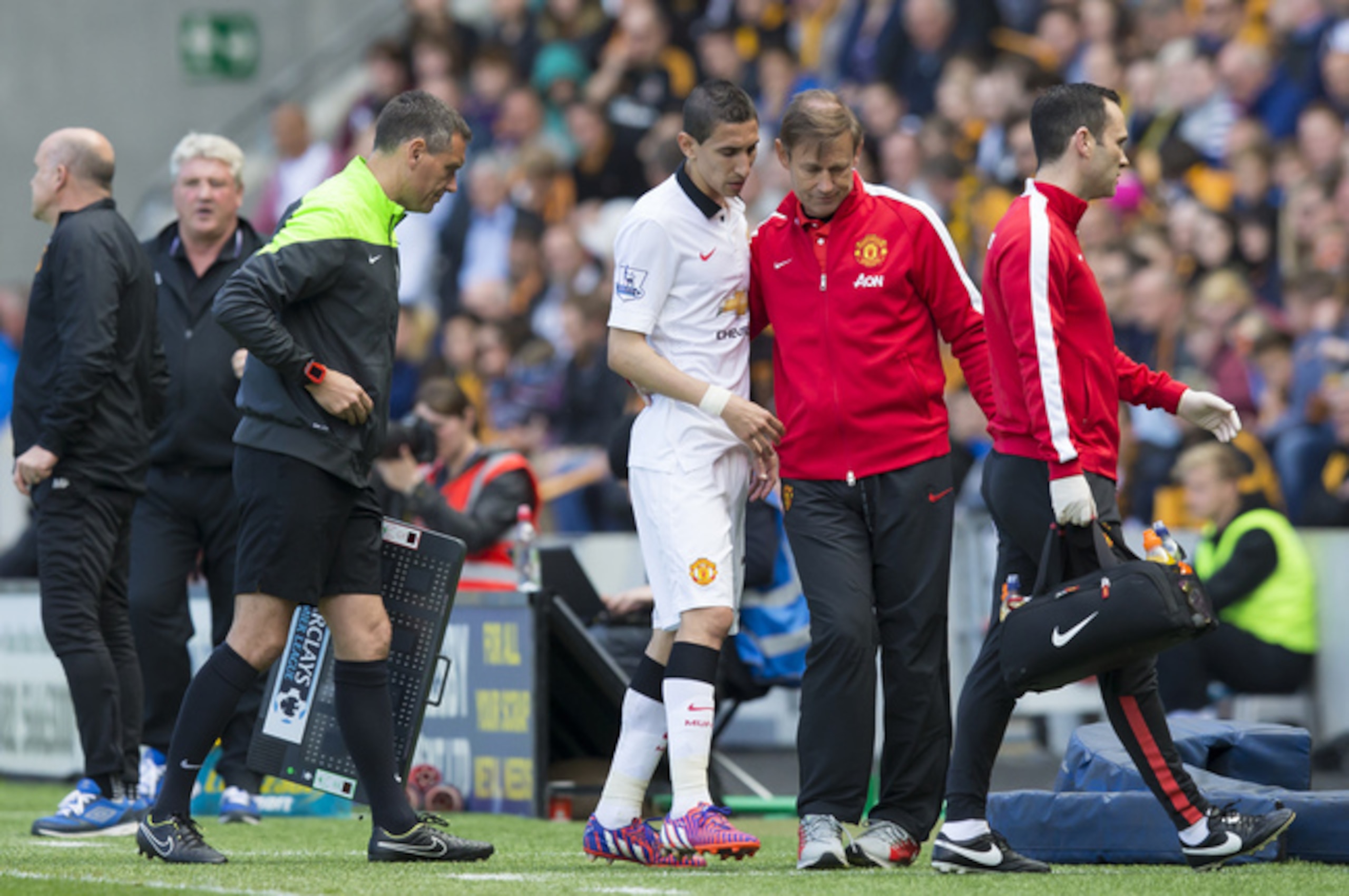 Di Maria limps off during his final Manchester United appearance Di Maria limps off during his final Manchester United appearance