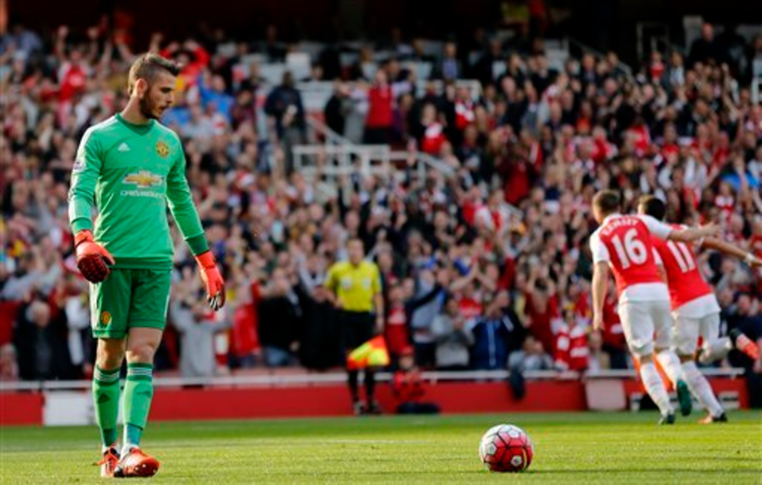 De Gea looks on as Arsenal celebrate De Gea looks on as Arsenal celebrate