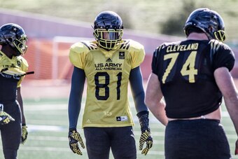 4-star DE Janarius Robinson (center)
