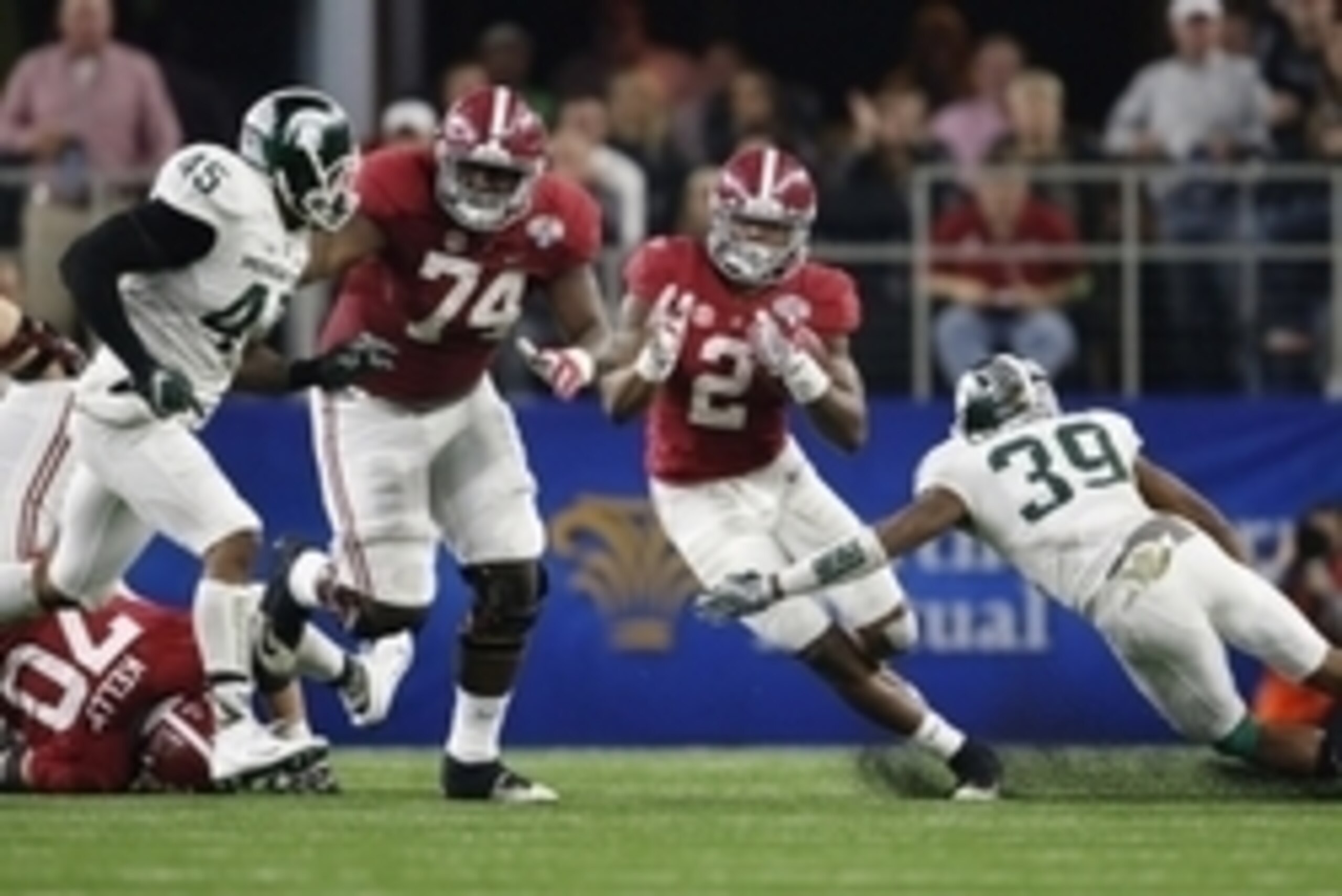 Cam Robinson blocks for Derrick Henry.