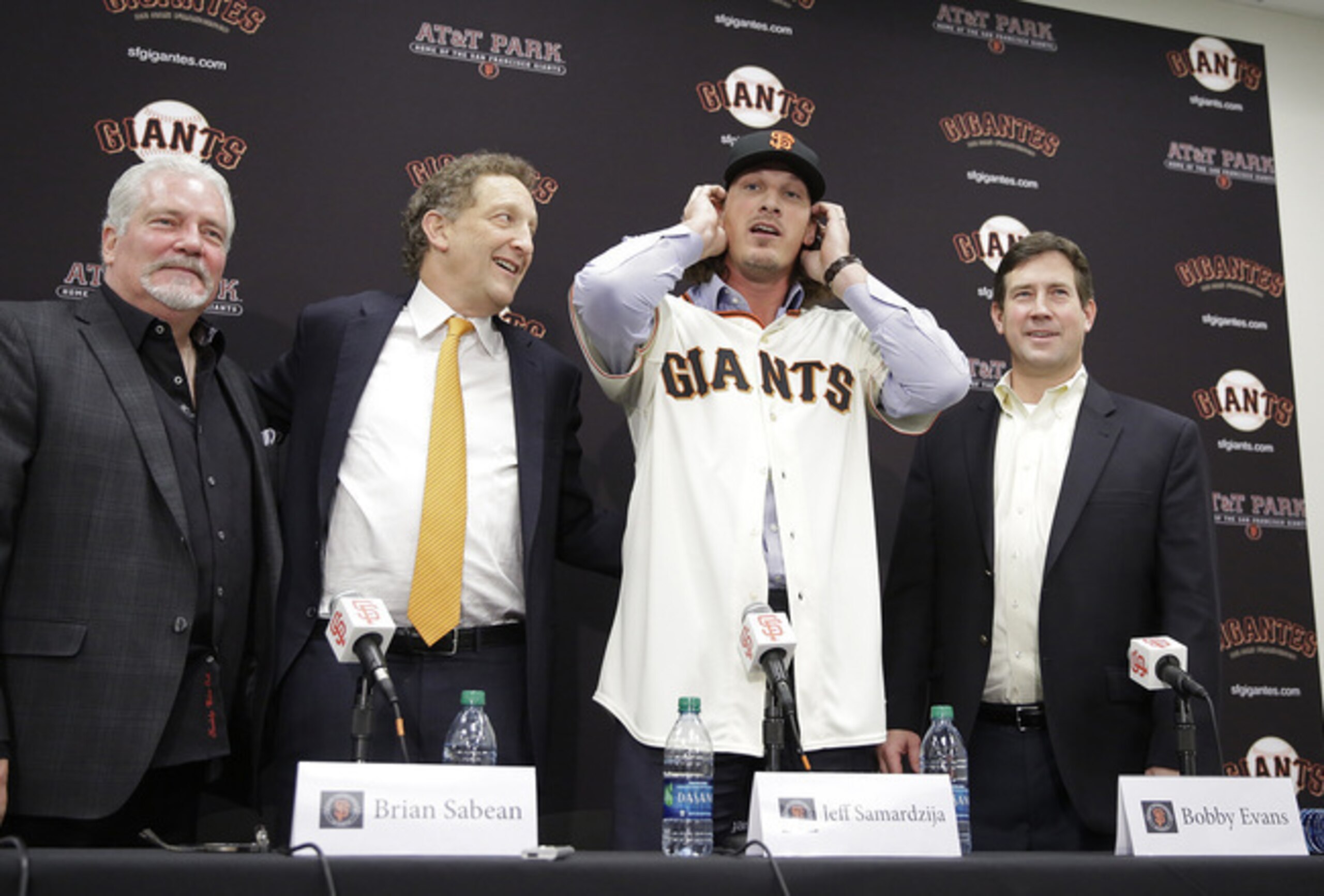 San Francisco doesn't seem to be overly concerned with Jeff Samardzija's dismal 2015.