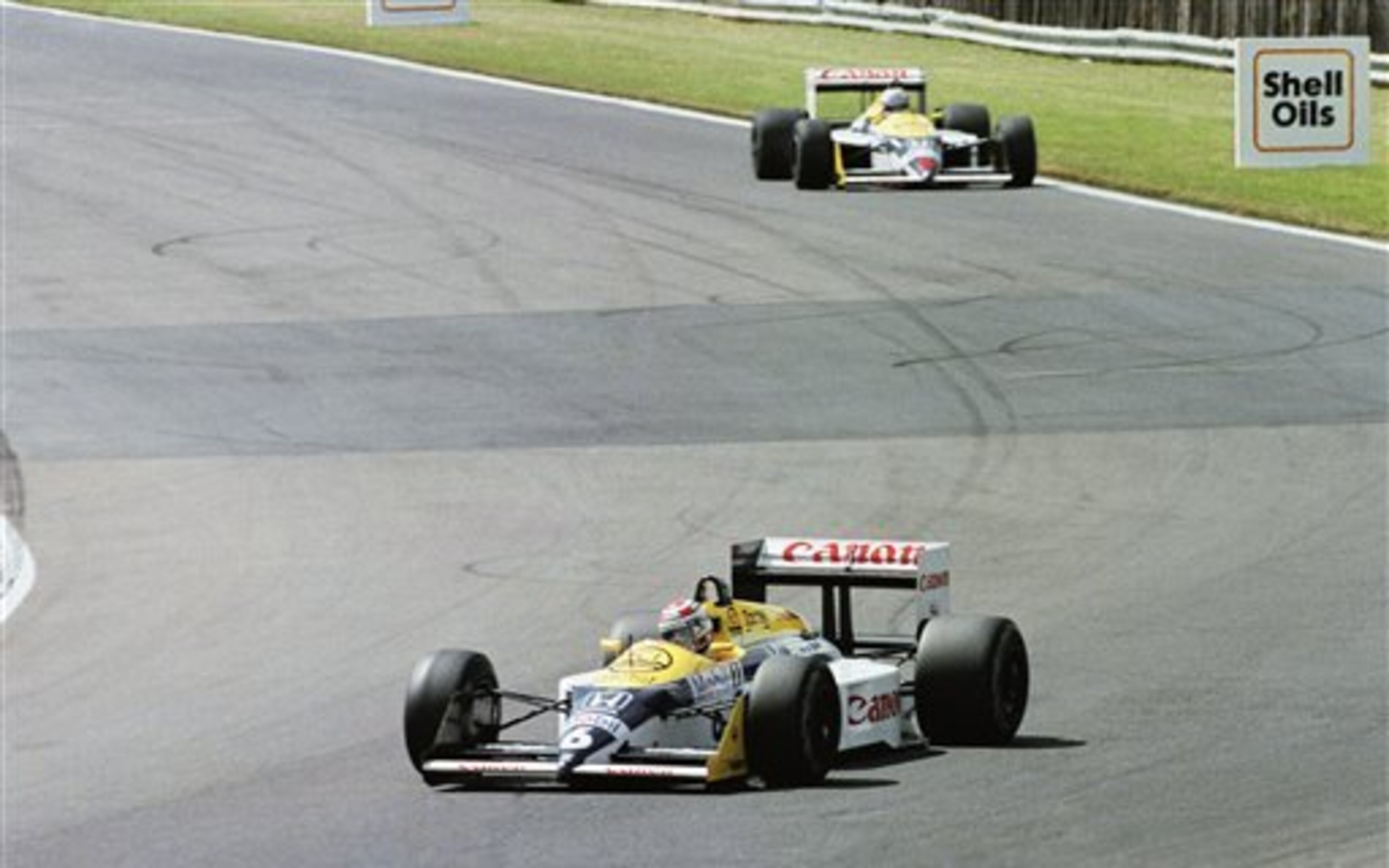 Nigel Mansell leads Nelson Piquet in 1987.