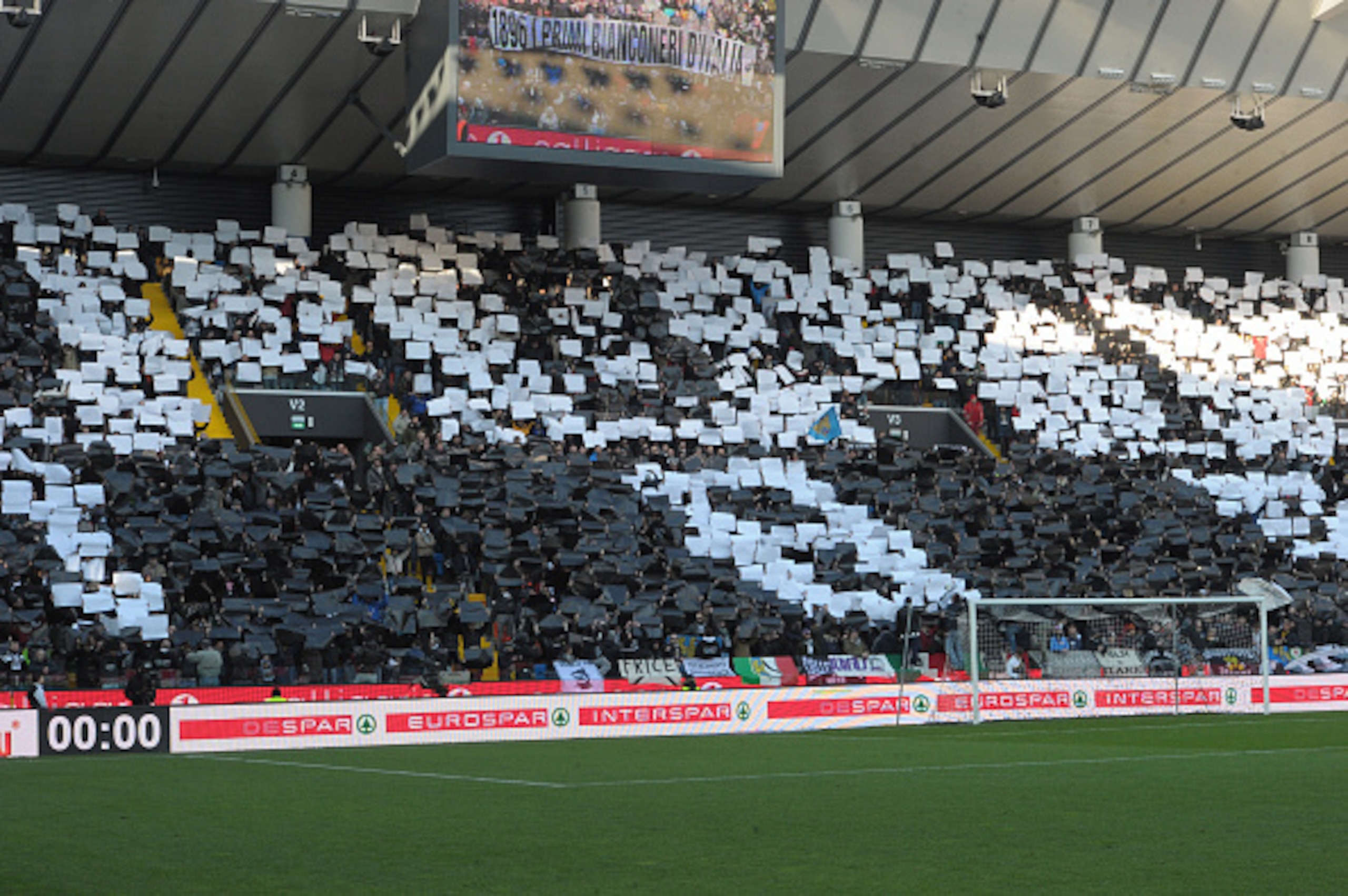 UDINE, ITALY - JANUARY 17:  Udinese fans show their support during the Serie A match between Udinese Calcio and Juventus FC at Stadio Friuli on January 17, 2016 in Udine, Italy.  (Photo by Dino Panato/Getty Images)