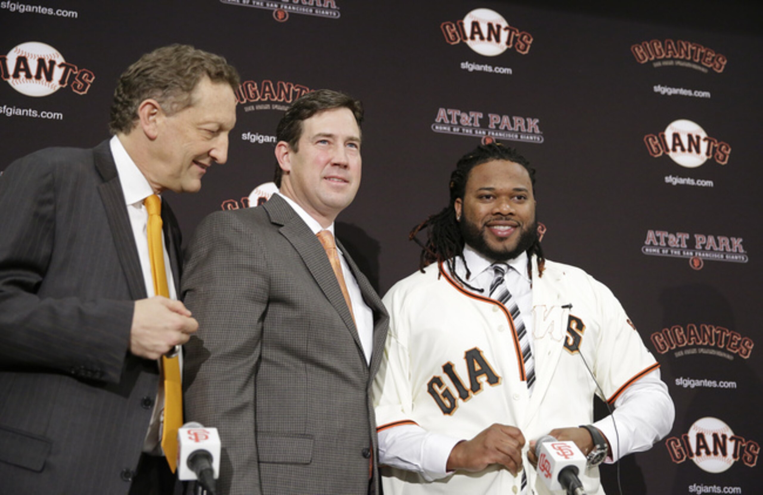 Johnny Cueto (right) agreed to a six-year, $130 million contract with the Giants.
