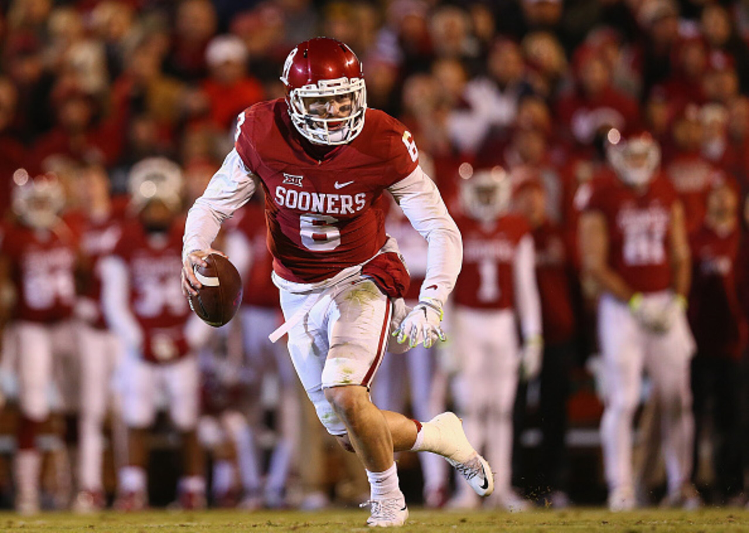 NORMAN, OK - NOVEMBER 21:  Baker Mayfield #6 of the Oklahoma Sooners throws the ball against the TCU Horned Frogs in the second quarter at Gaylord Family Oklahoma Memorial Stadium on November 21, 2015 in Norman, Oklahoma.  (Photo by Ronald Martinez/Getty 