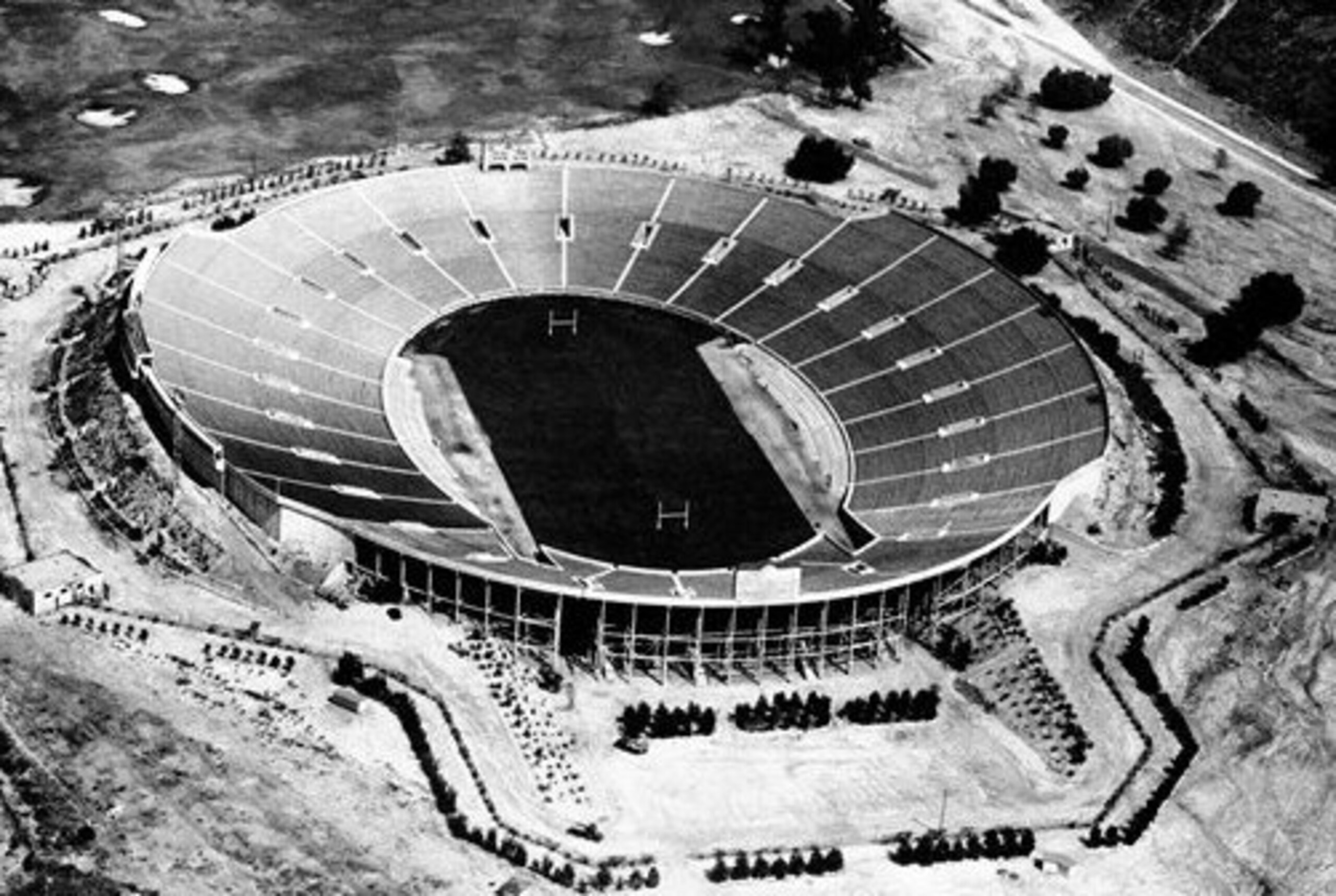 An estimated 60,00 fans saw Alabama rout Washington State at the Rose Bowl,  24-0.