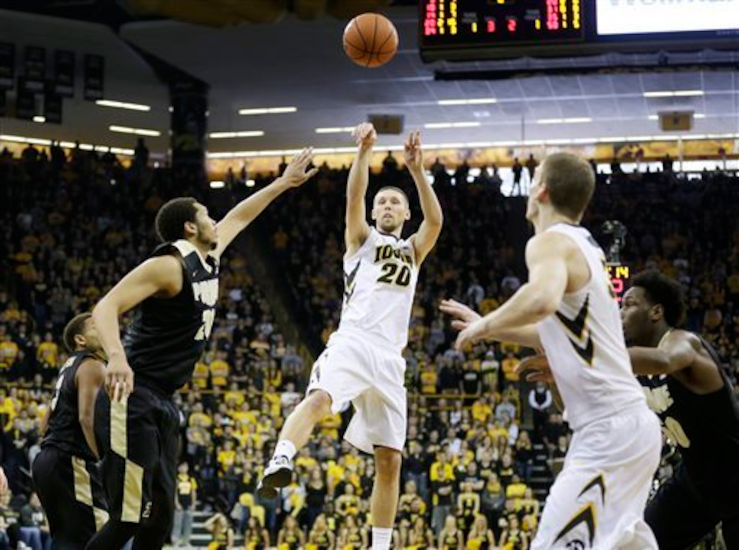 Jarrod Uthoff (center)