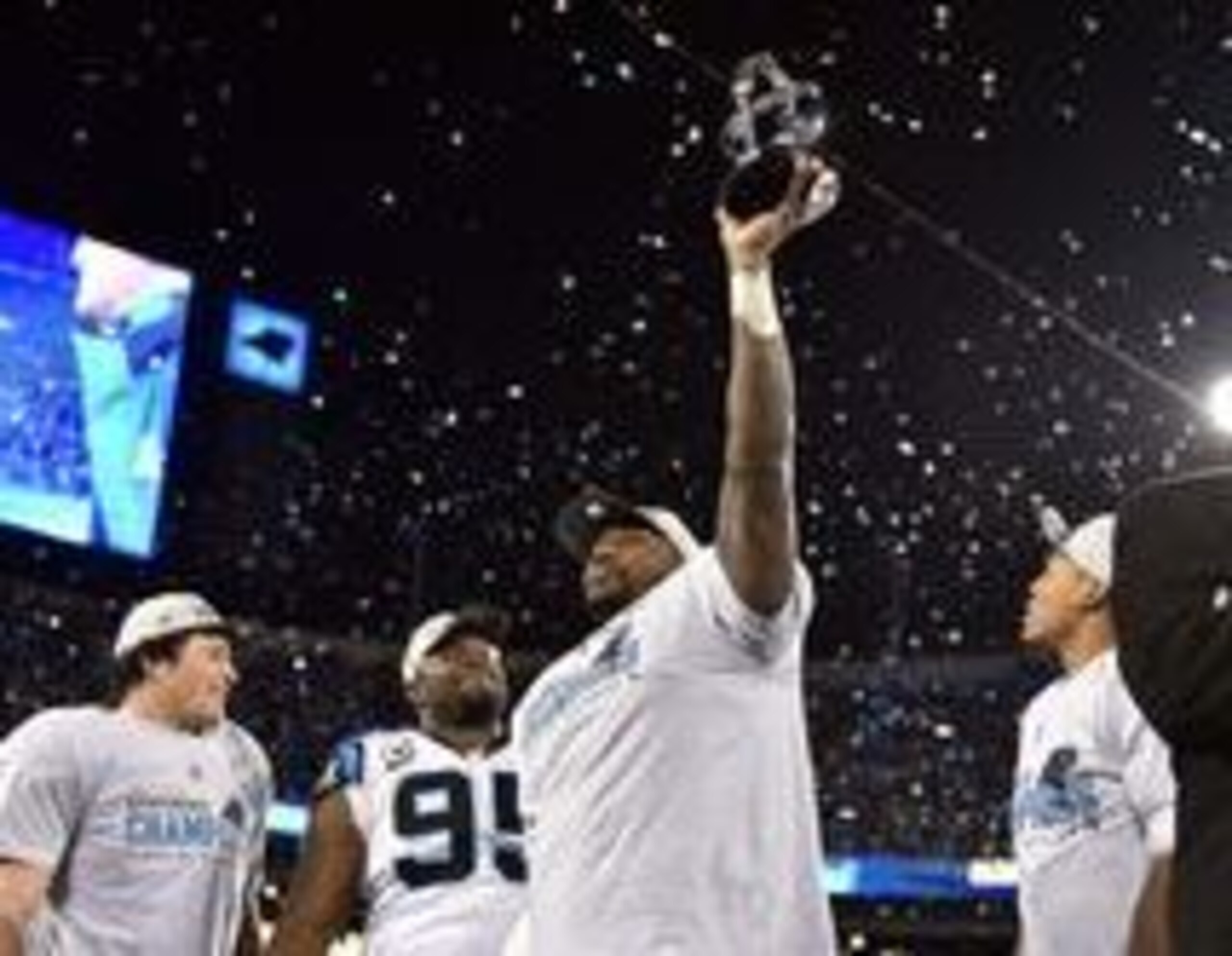 Thomas Davis is going to attempt to play in Super Bowl 50 two weeks after breaking his arm.
