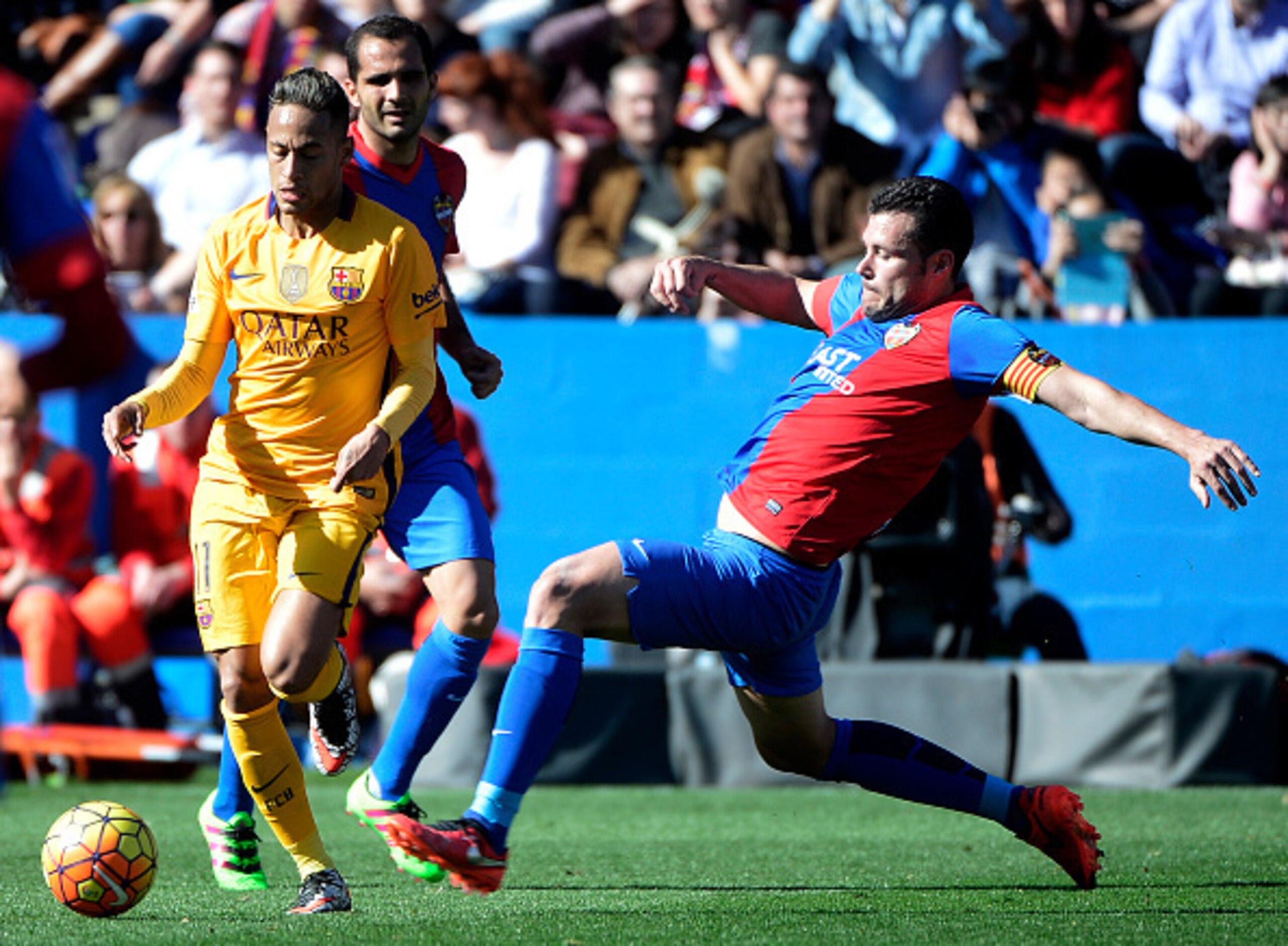 David Navarro looks to make a challenge on Barcelona forward Neymar.