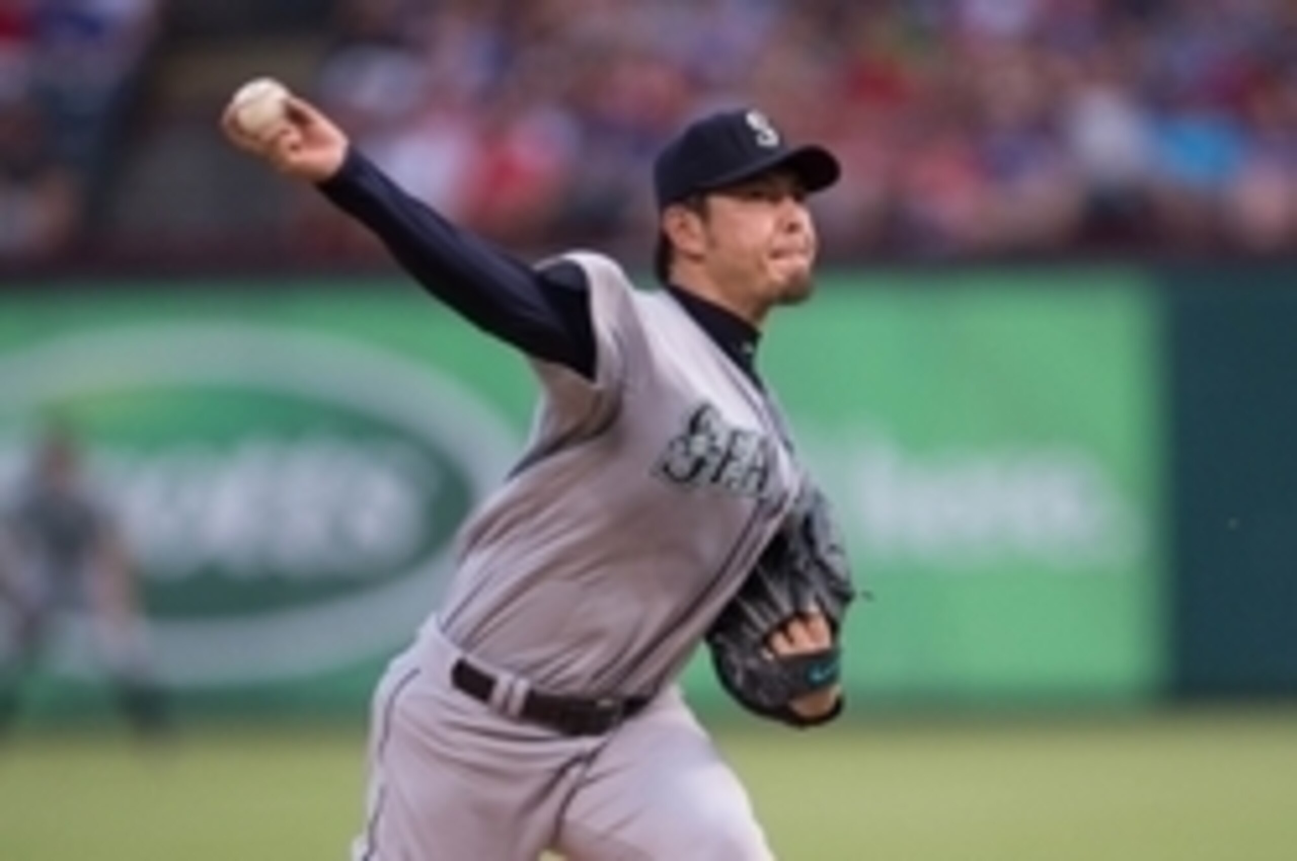 Hisashi Iwakuma returned to the Mariners after a deal with the Dodgers fell through following his physical.