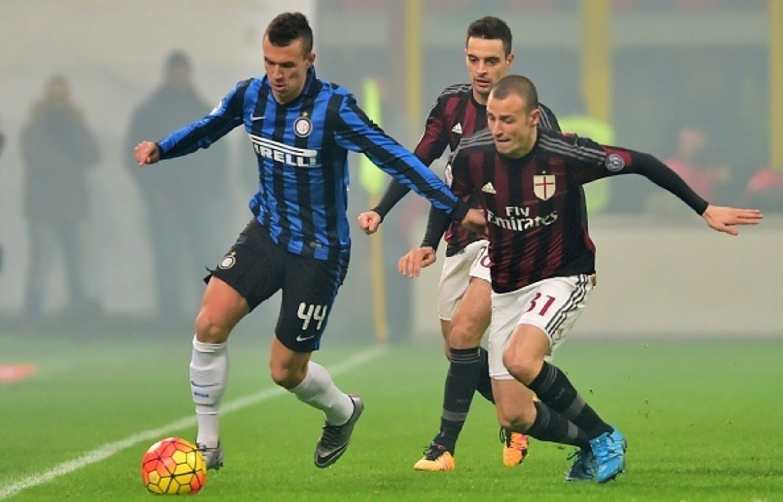 Antonelli battles Inter's Ivan Perisic in the Derby della Madonnina.