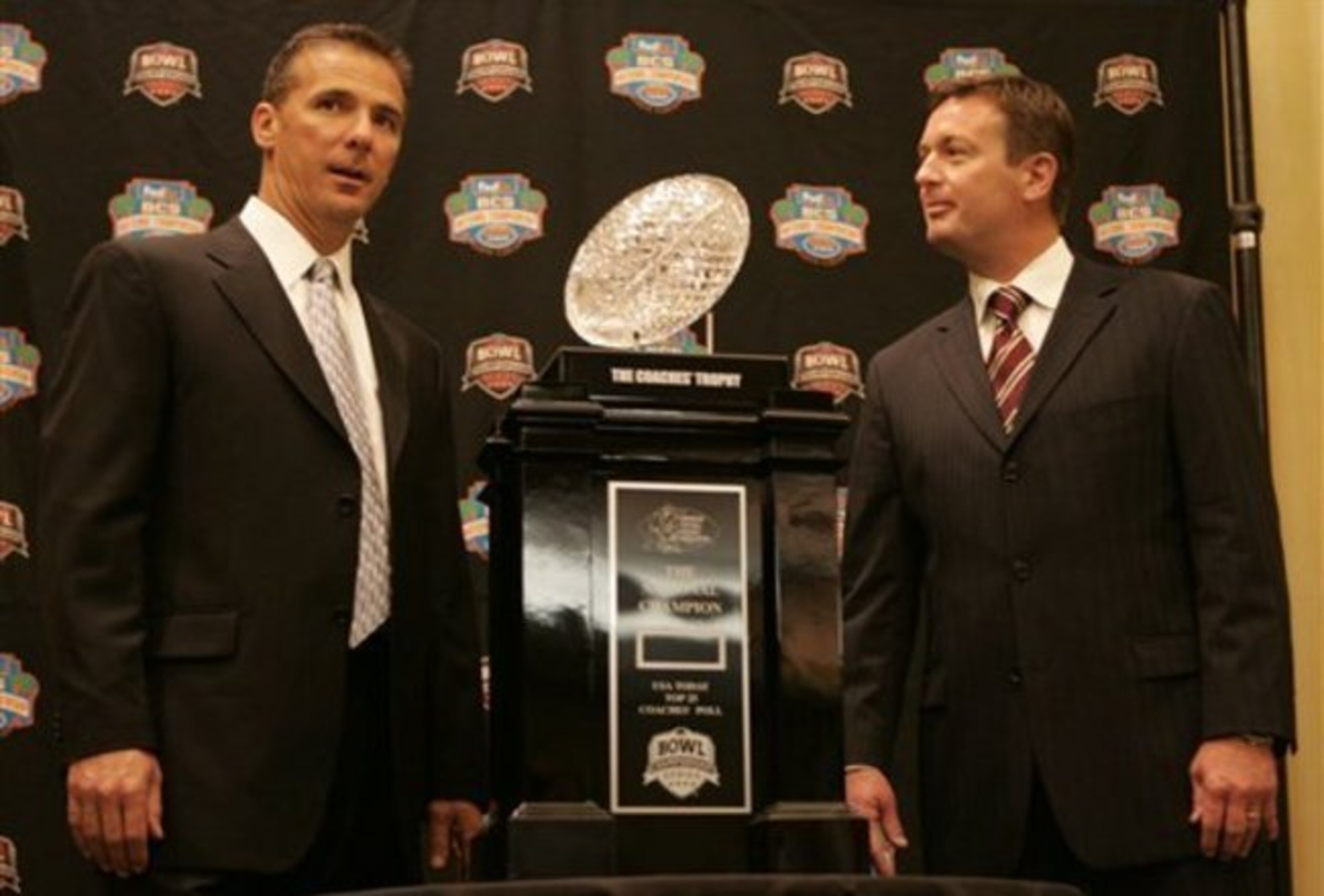 Current Ohio State HC Urban Meyer and Oklahoma HC Bob Stoops in 2009