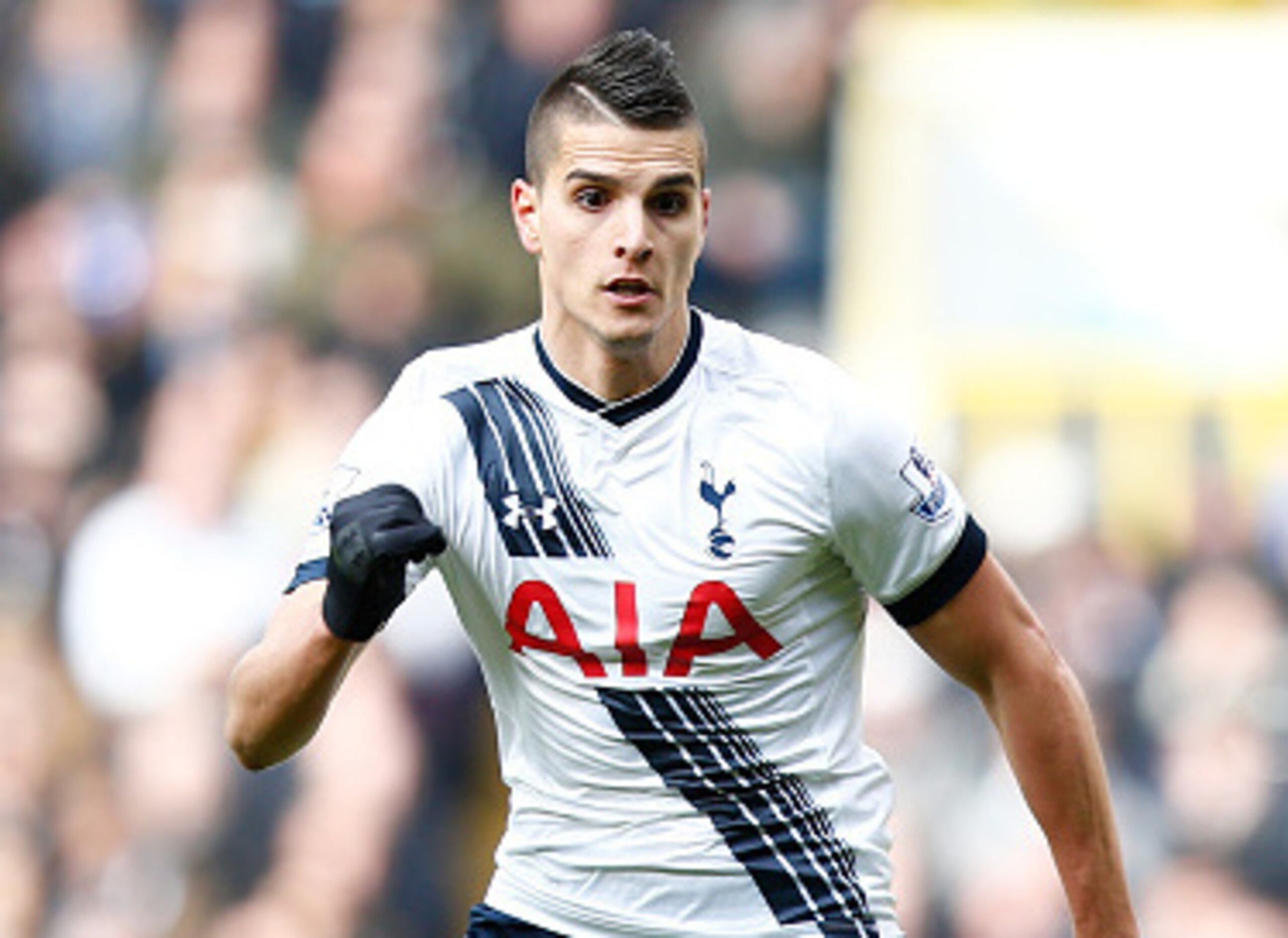 LONDON, ENGLAND - FEBRUARY 28:  Erik Lamela of Tottenham Hotspur in action during the Barclays Premier League match between Tottenham Hotspur and Swansea City at White Hart Lane on February 28, 2016 in London, England.  (Photo by Dean Mouhtaropoulos/Getty