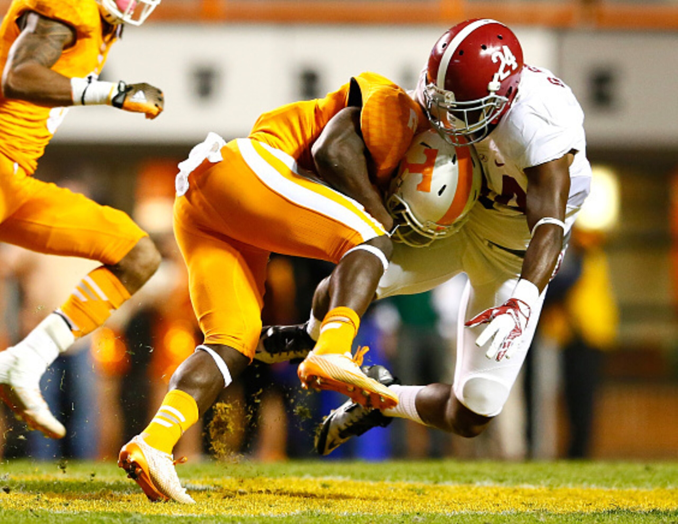 KNOXVILLE, TN - OCTOBER 25:  Pig Howard #2 of the Tennessee Volunteers against Geno Smith #24 of the Alabama Crimson Tide at Neyland Stadium on October 25, 2014 in Knoxville, Tennessee.  (Photo by Kevin C. Cox/Getty Images)