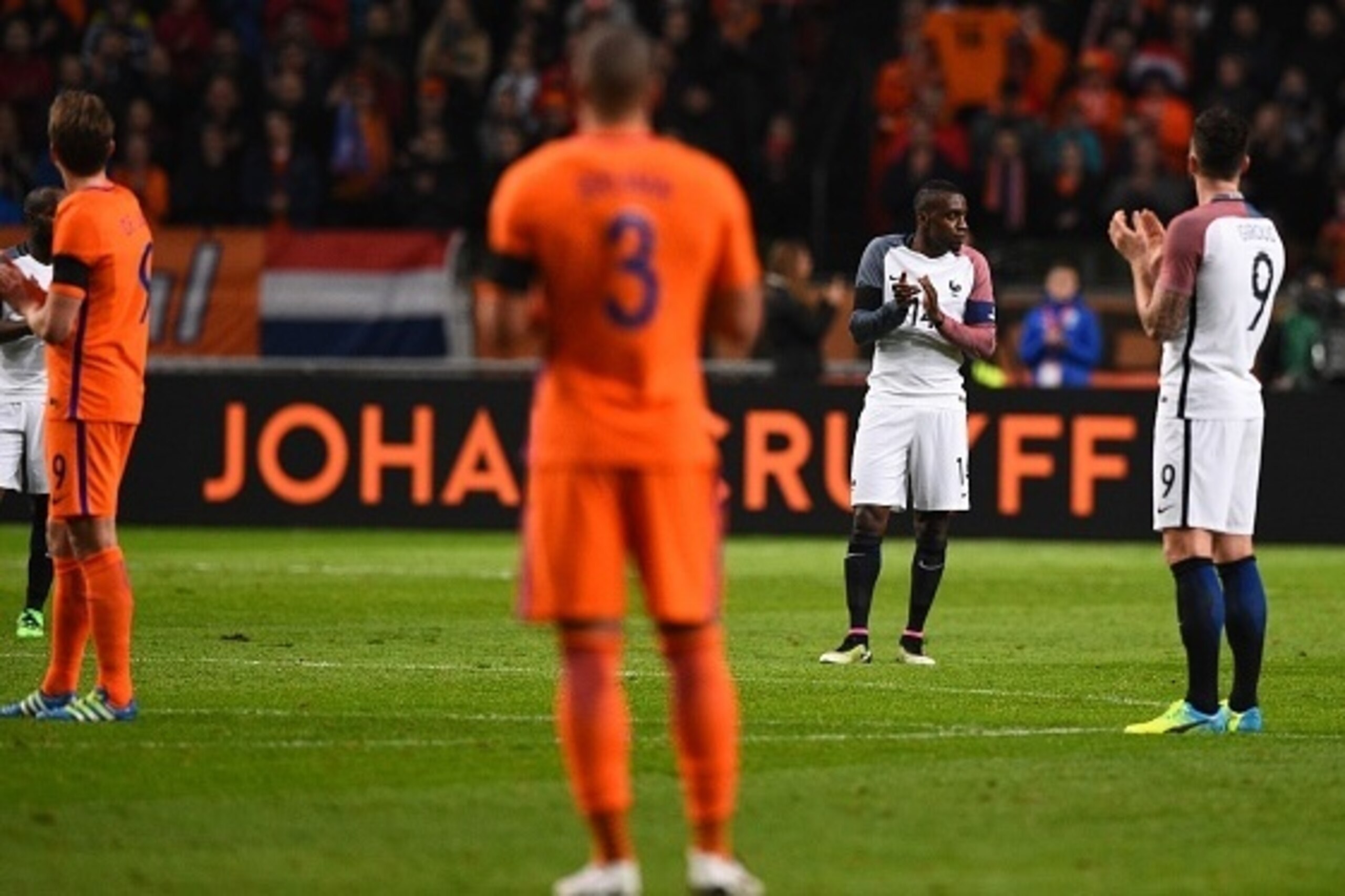 The game in Amsterdam was stopped in the 14th minute to pay tribute to Johan Cruyff.