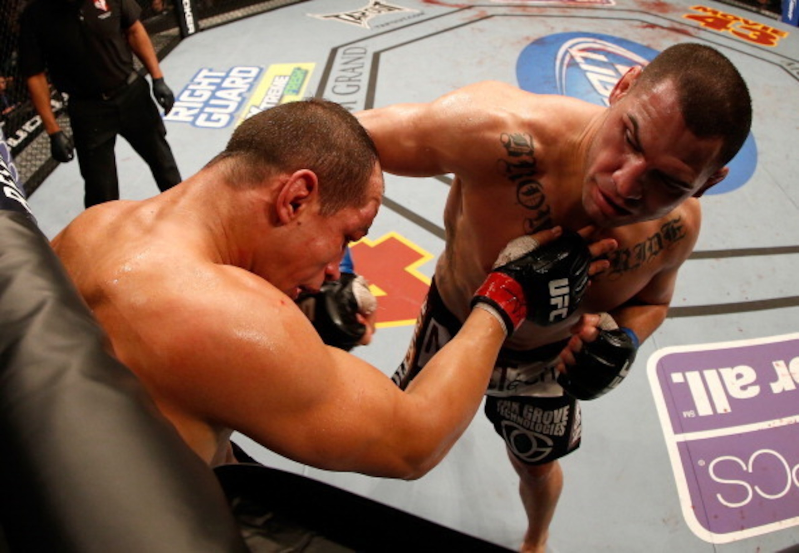 Cain Velasquez recaptured his title in an unexpected one-sided beatdown over JDS.