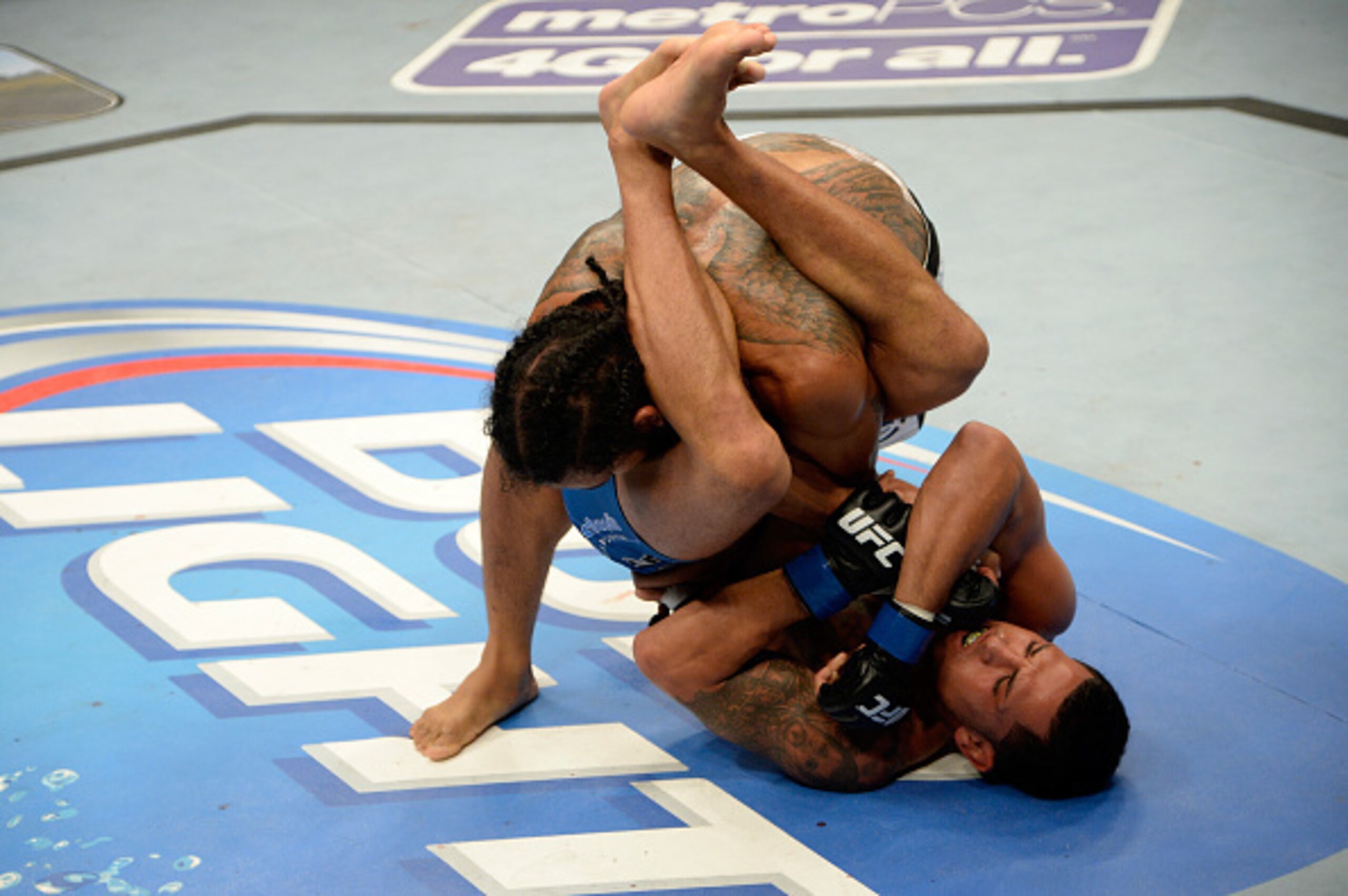 Anthony Pettis stuns Henderson and the crowd by finishing with an armbar in the first round.