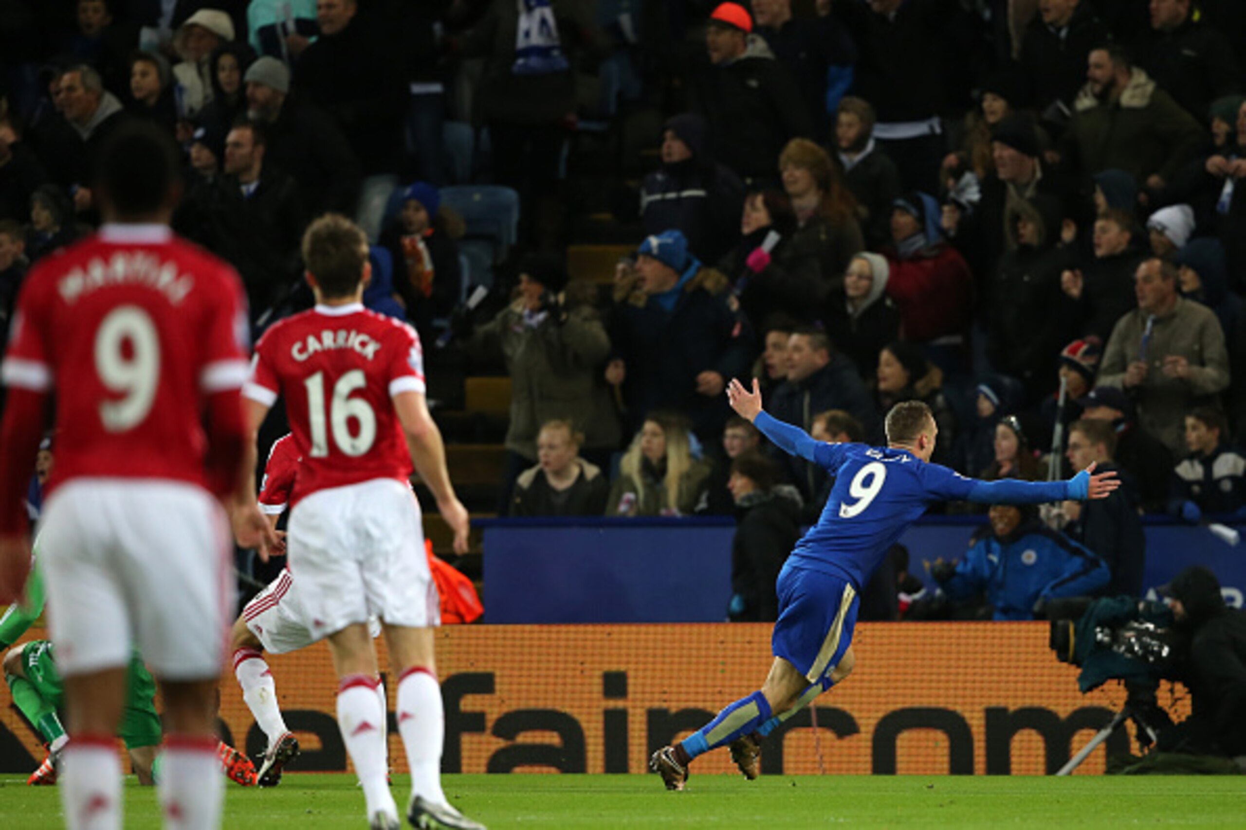 LEICESTER, ENGLAND - NOVEMBER 28:  Jamie Vardy of Leicester City celebrates after scoring a goal to make it 1-0 during the Barclays Premier League match between Leicester City and Manchester United at The King Power Stadium on November 28, 2015 in Leicest