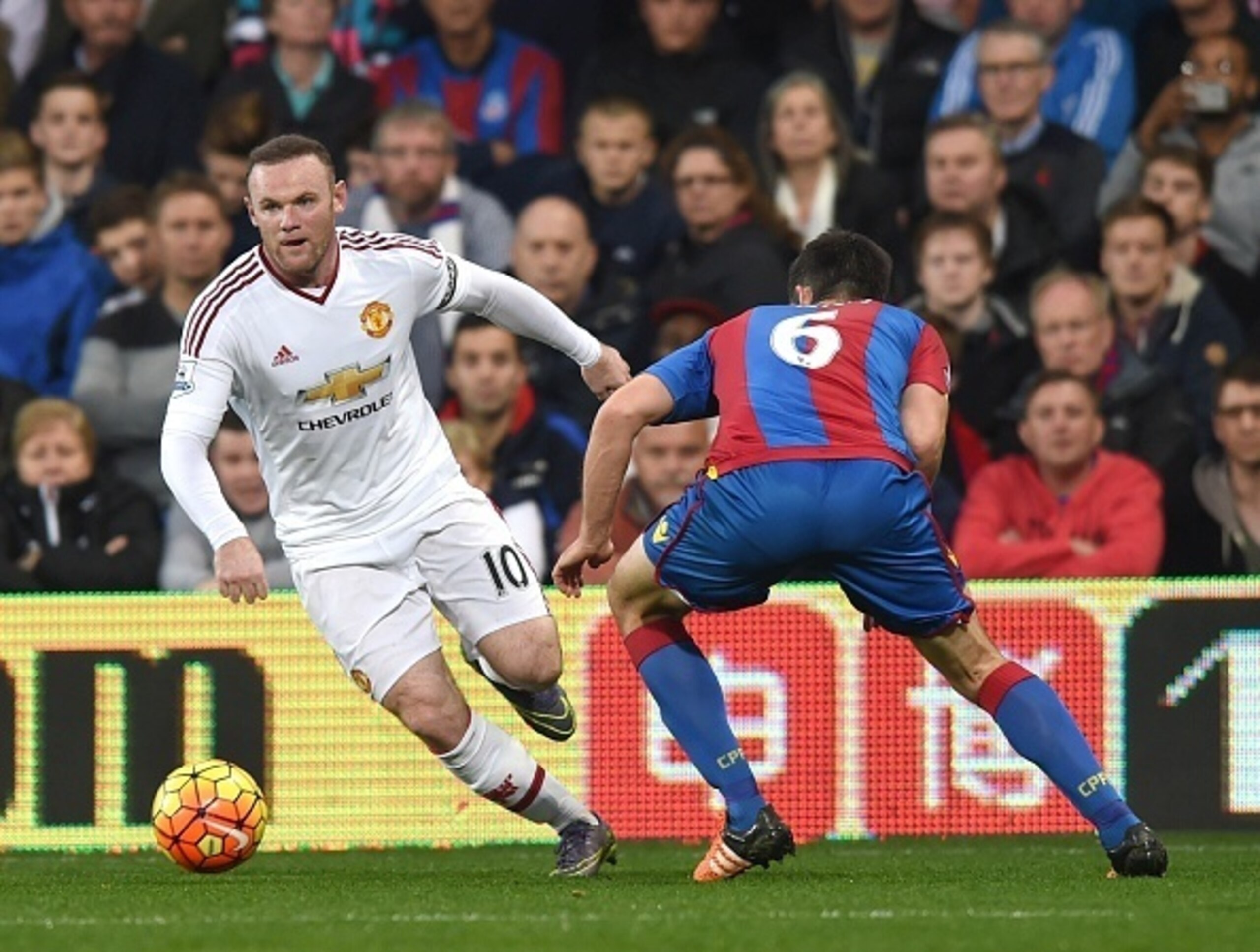 Crystal Palace's English defender Scott Dann (R) vies with Manchester United's English striker Wayne Rooney during the English Premier League football match between Crystal Palace and Manchester United at Selhurst Park in south London on October 31, 2015. Crystal Palace's English defender Scott Dann (R) vies with Manchester United's English striker Wayne Rooney during the English Premier League football match between Crystal Palace and Manchester United at Selhurst Park in south London on October 31, 2015.