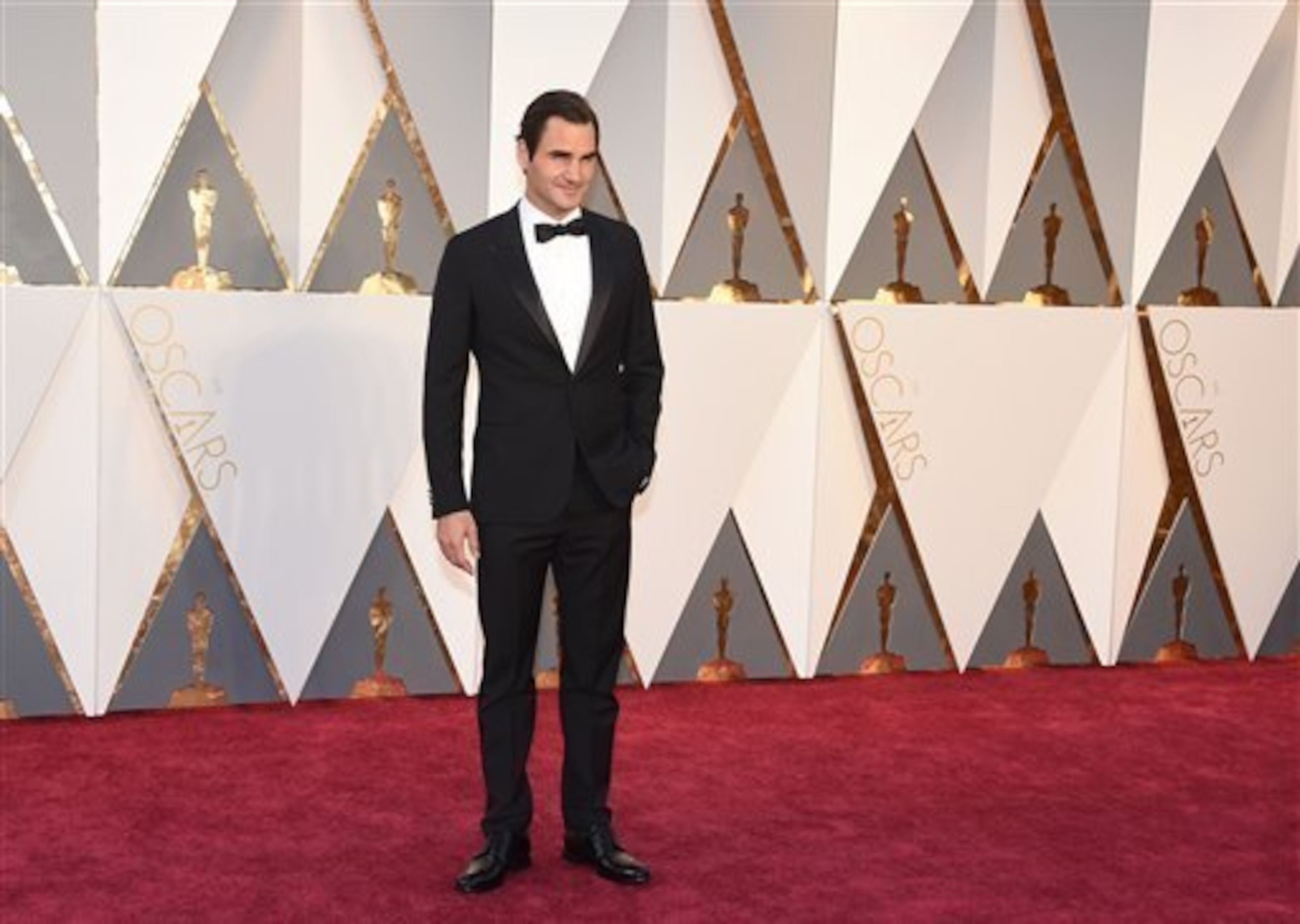 Roger Federer poses on the red carpet ahead of the 2016 Oscars.