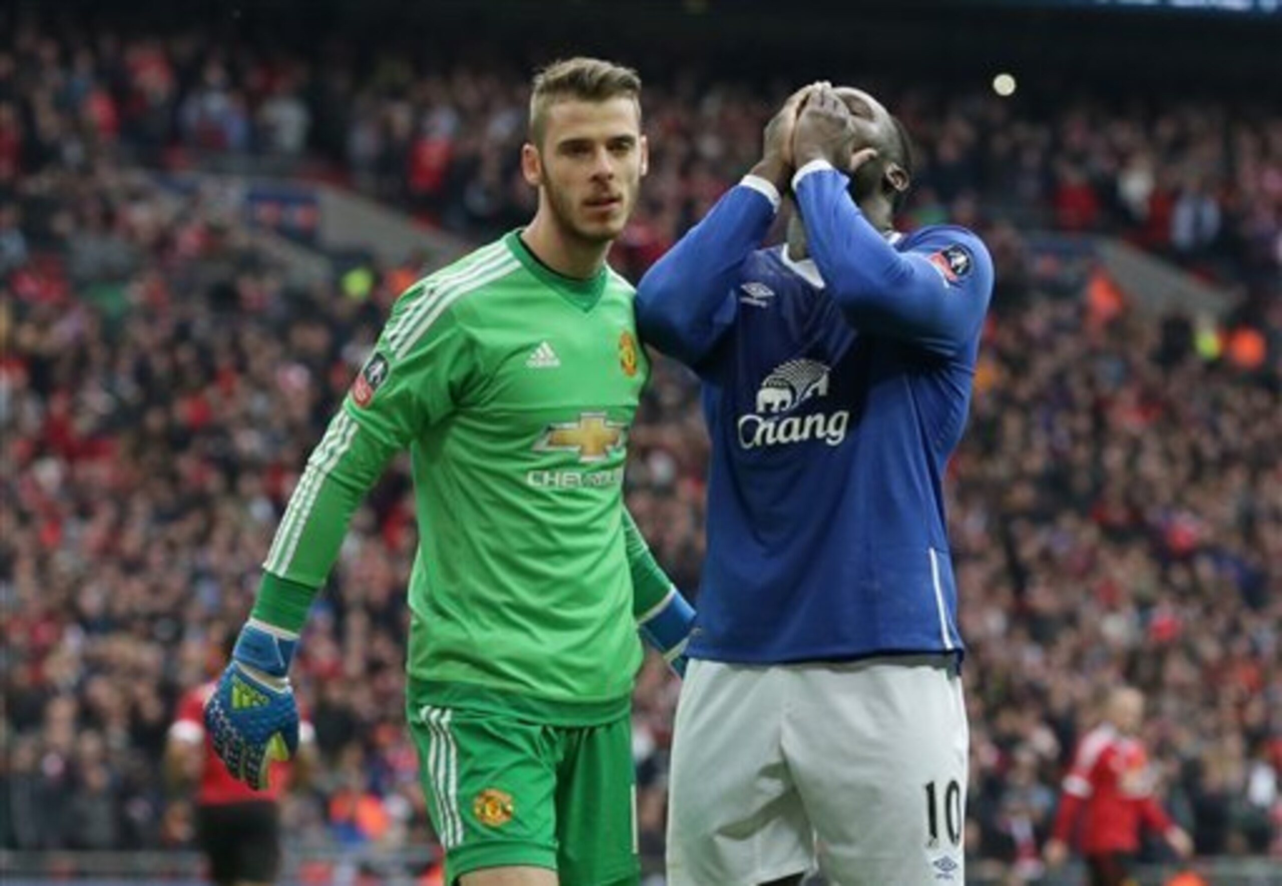 De Gea commiserates with Lukaku whose penalty he saved.