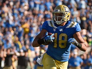 PASADENA, CA - OCTOBER 31:  Thomas Duarte #18 of the UCLA Bruins carries the ball against the Colorado Buffaloes at Rose Bowl on October 31, 2015 in Pasadena, California.  (Photo by Lisa Blumenfeld/Getty Images)