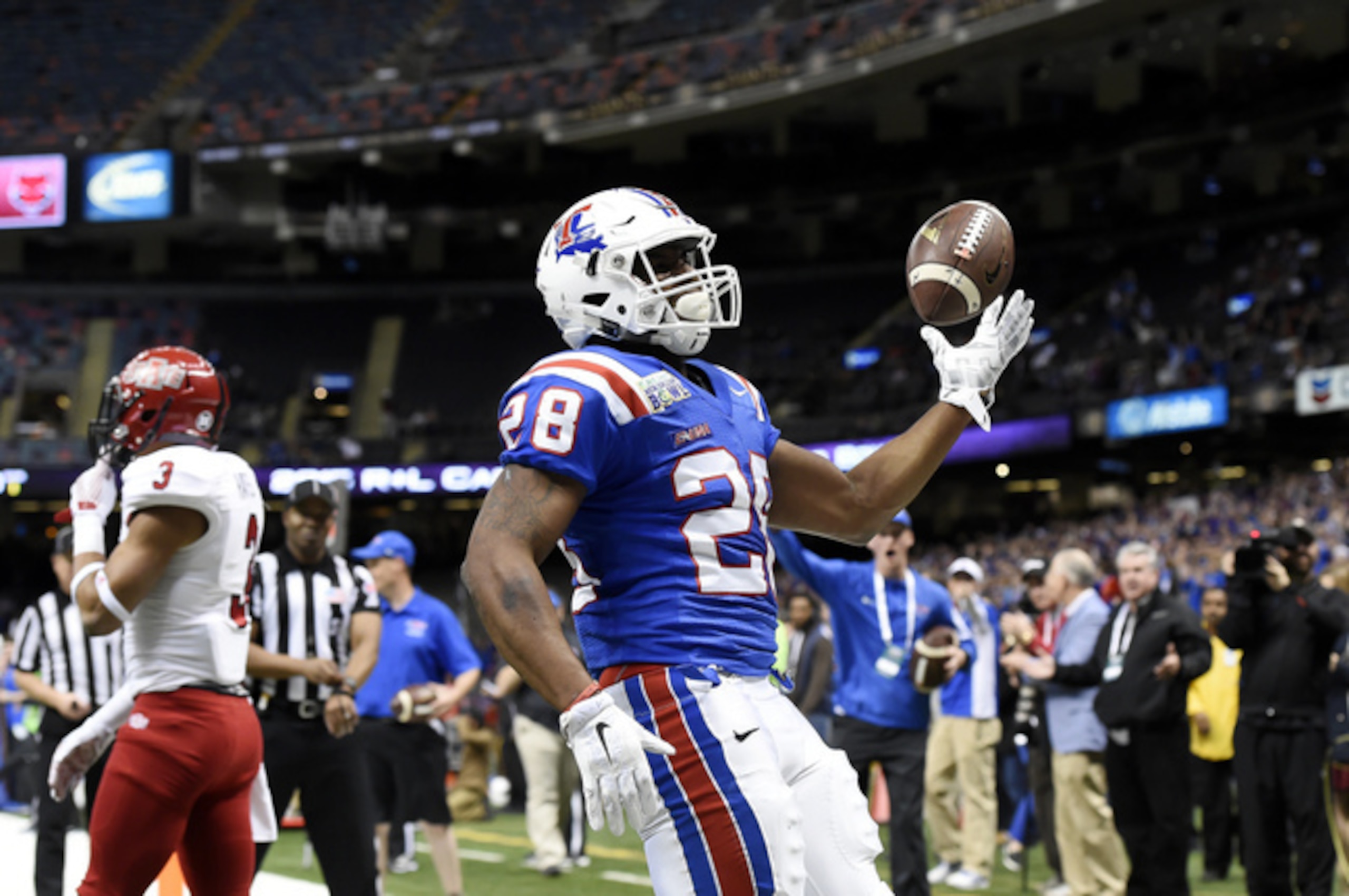 Kenneth Dixon (28) is exactly the kind of versatile running back the Patriots love.