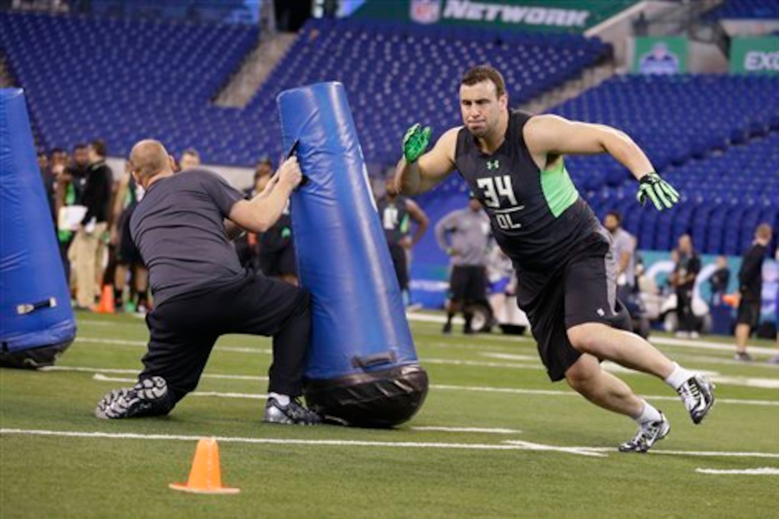 Dean Lowry looks like one of Cincinnati's top targets heading into Day 3.