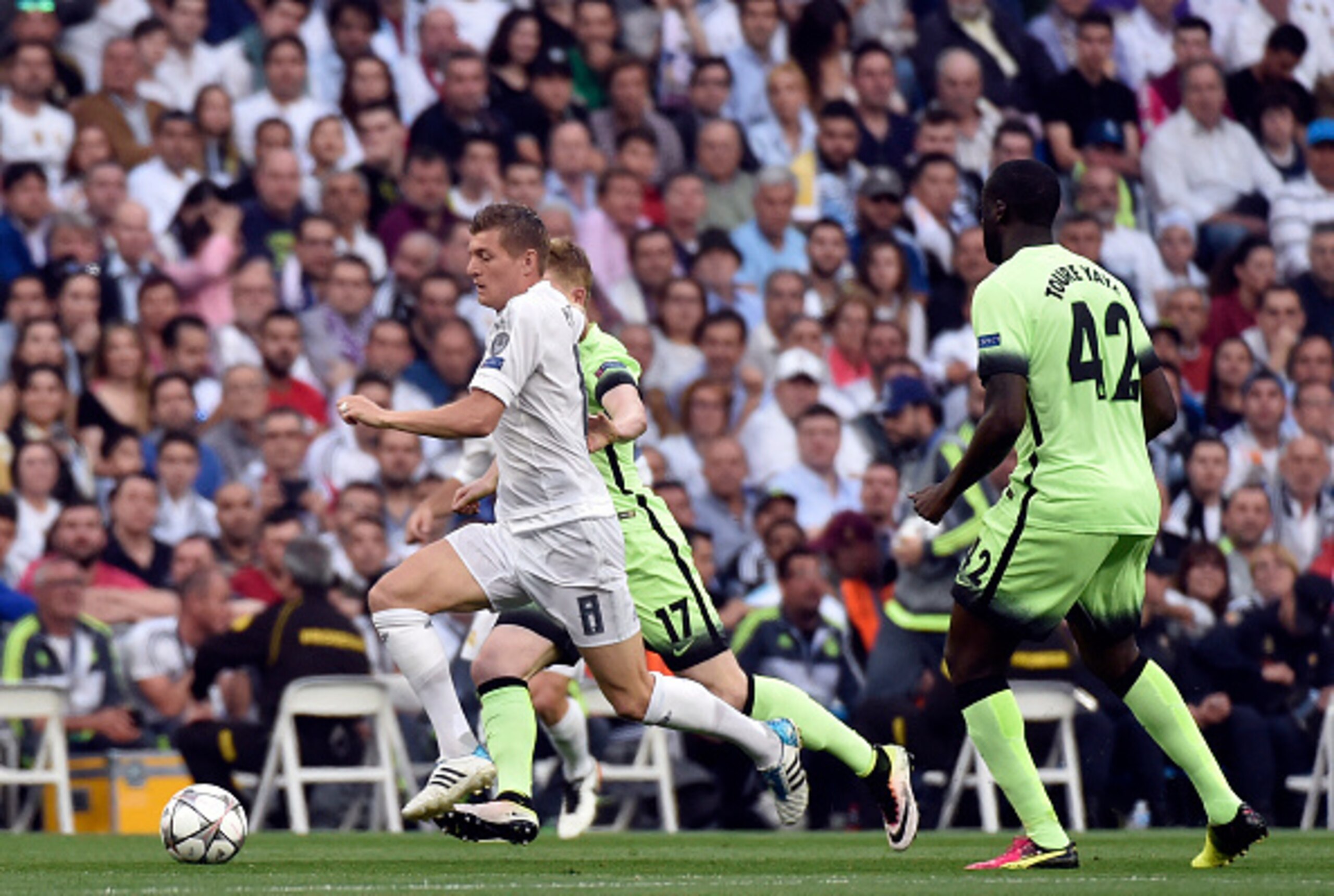 Yaya Toure watching Toni Kroos run off with the ball.