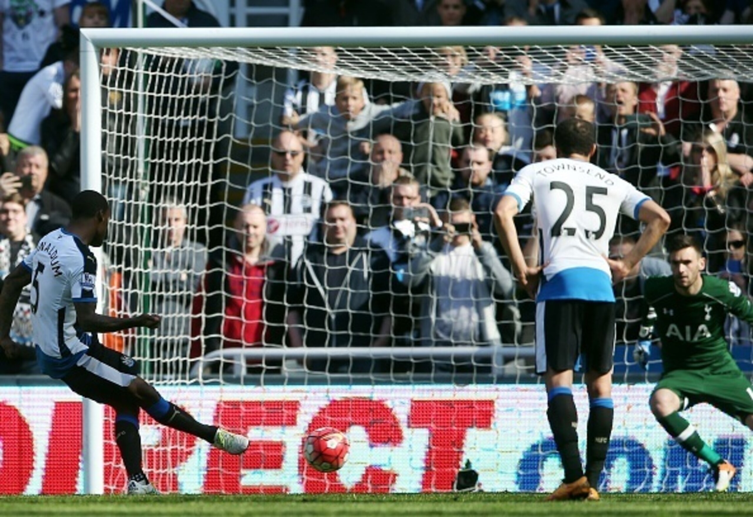 Wijnaldum scores his second of the afternoon to make it 3-1 for Newcastle.
