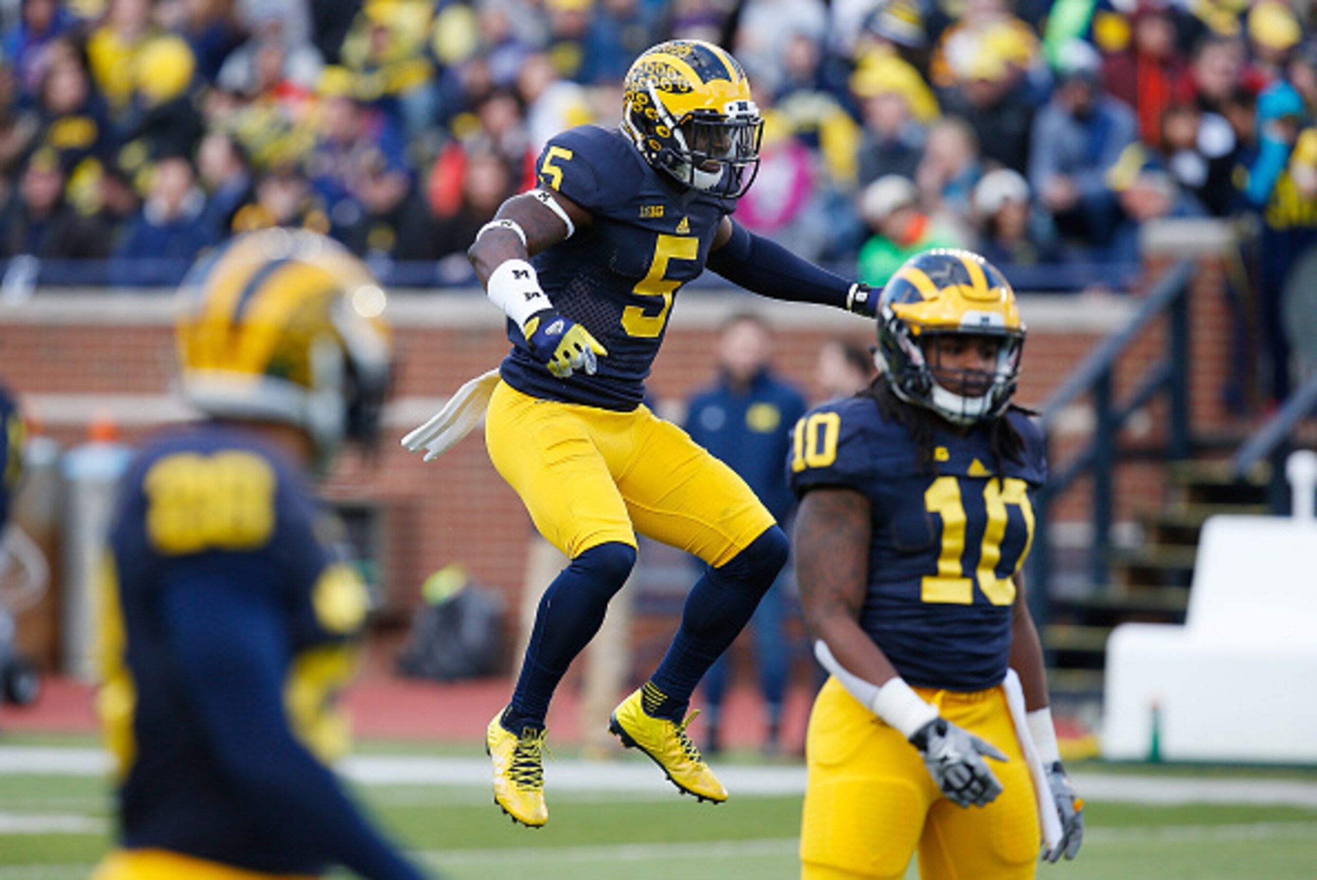 Michigan LB Jabrill Peppers (center)