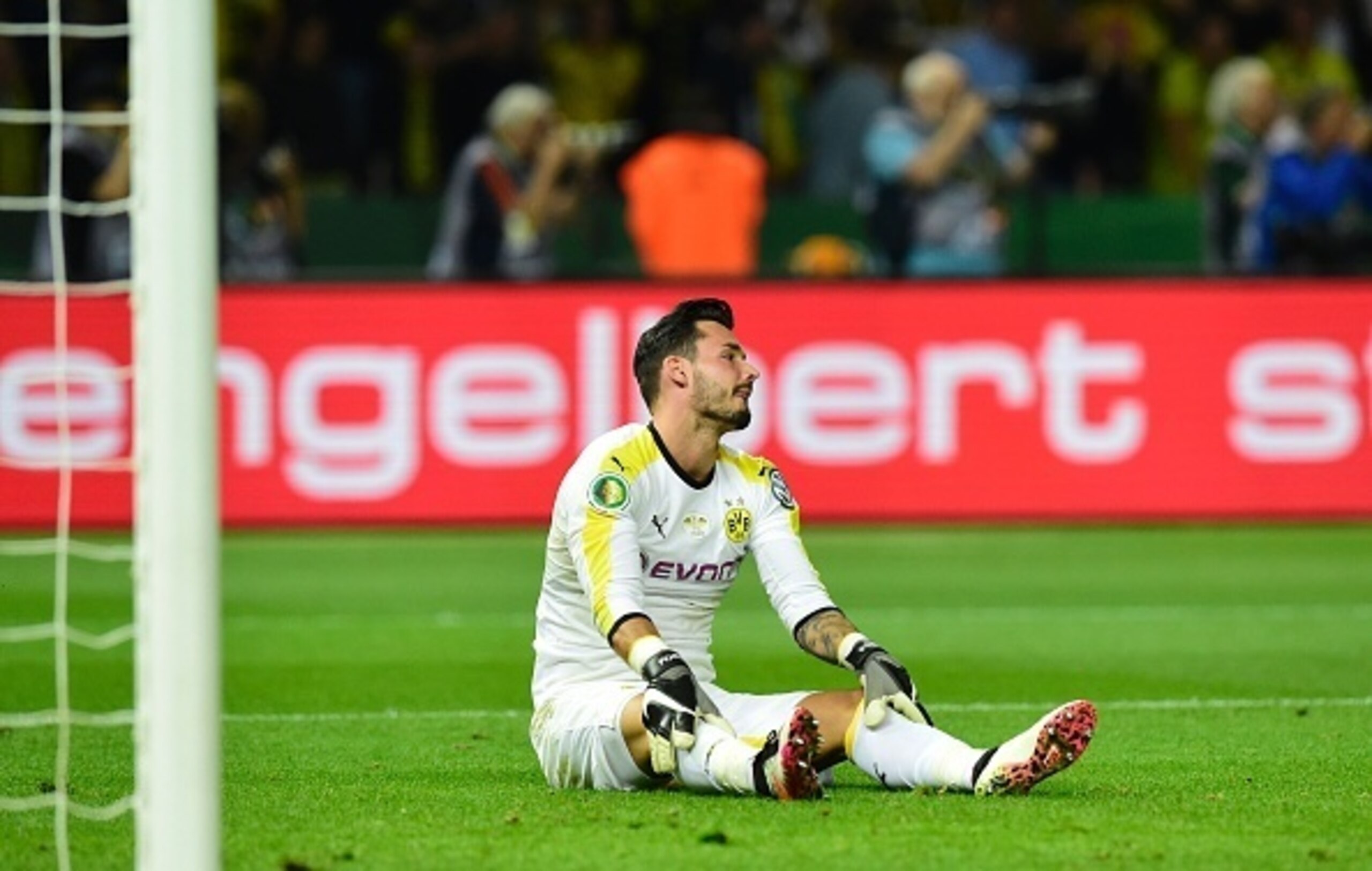 Dortmund's Swiss goalkeeper Roman Buerki reacts during the penalty shootout of the German Cup (DFB Pokal) final football match Bayern Munich vs Borussia Dortmund at the Olympic stadium in Berlin on May 21, 2016. / AFP / TOBIAS SCHWARZ / RESTRICTIONS: ACCO