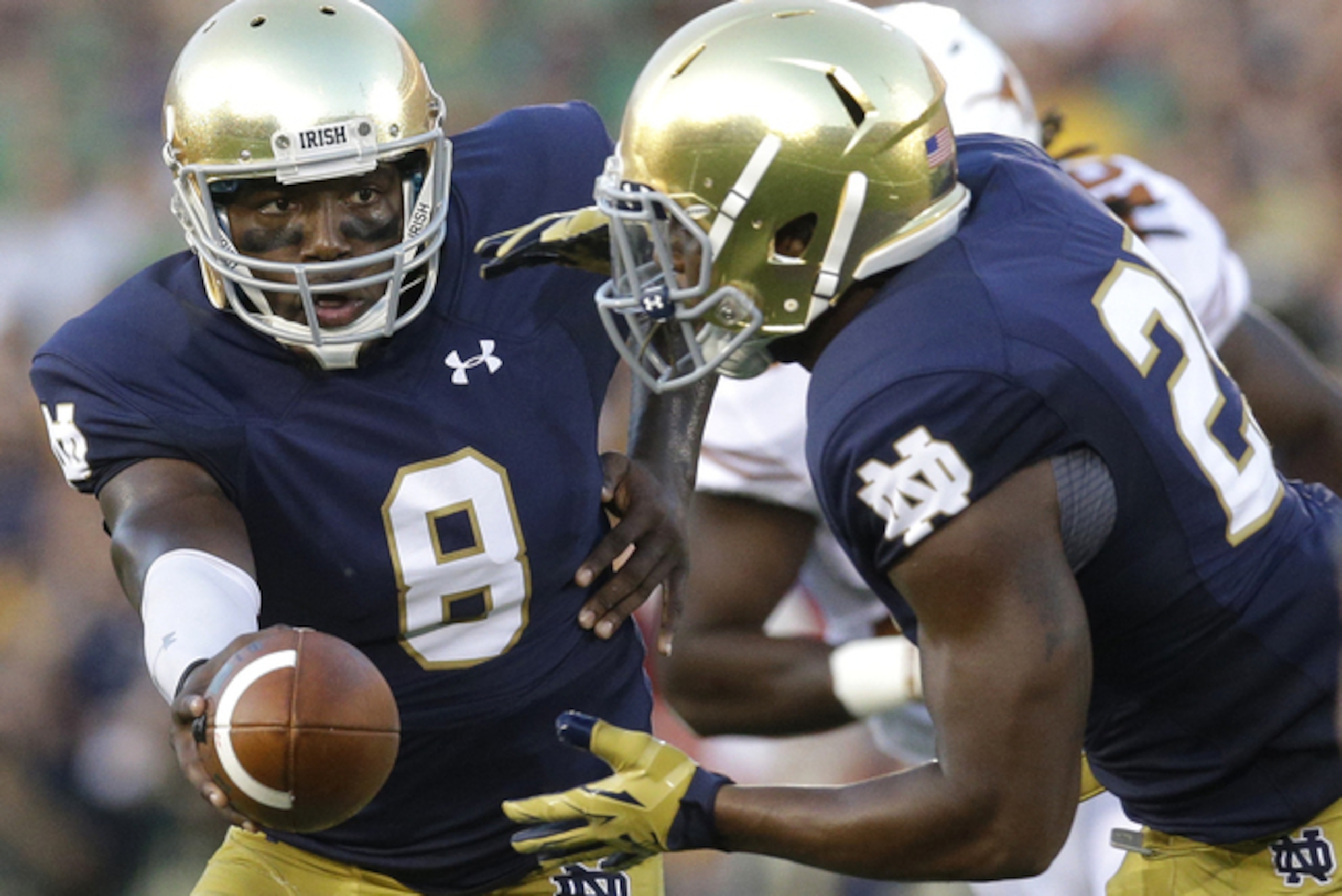 QB Malik Zaire hands off to RB Tarean Folston. QB Malik Zaire hands off to RB Tarean Folston.