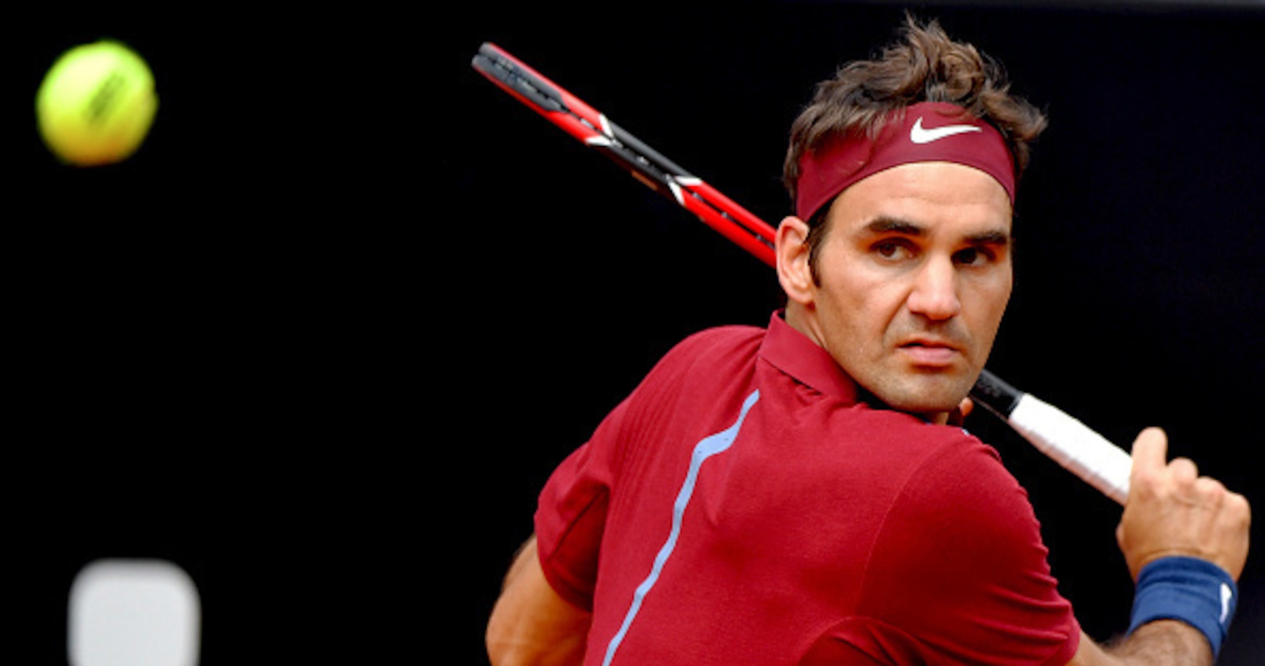 Roger Federer readies to hit a backhand during the 2016 BNL d'Italia.