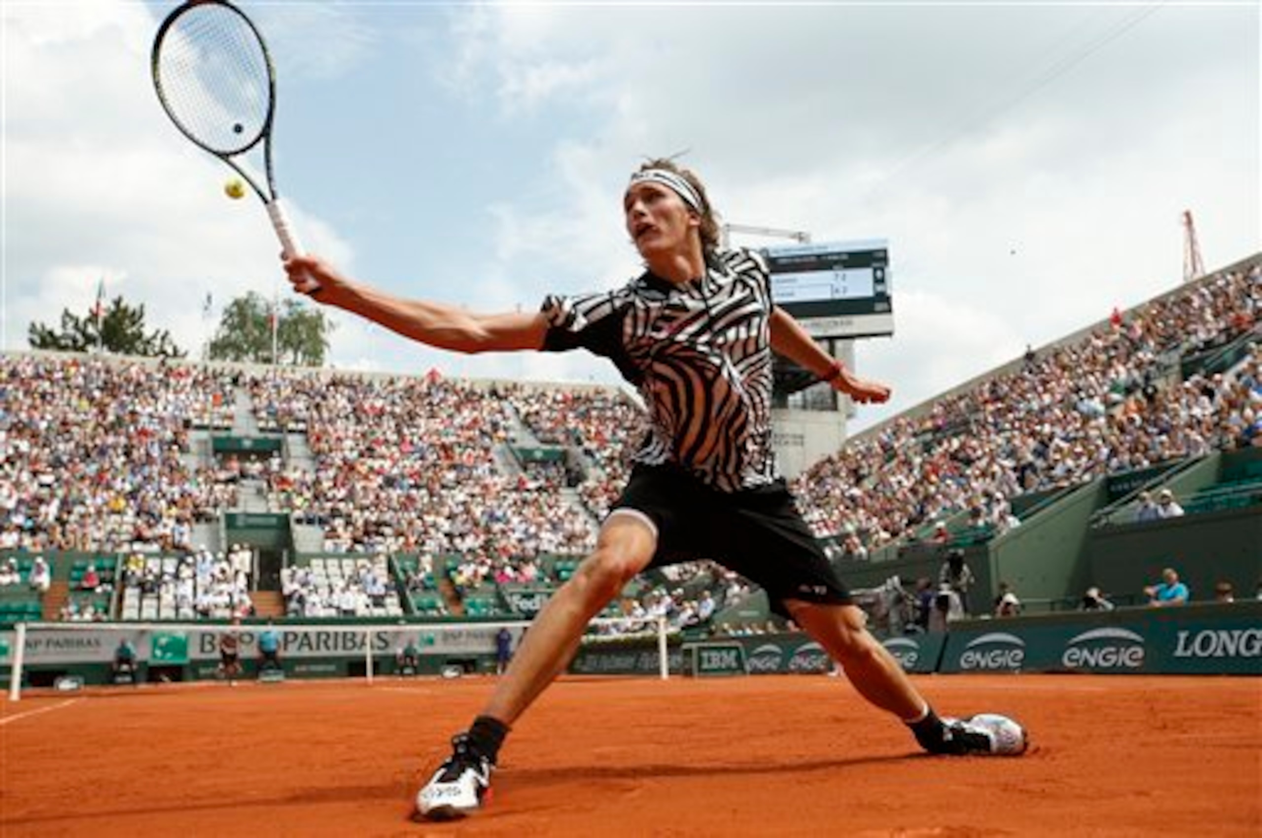 Alexander Zverev slides into a play at the 2016 French Open.
