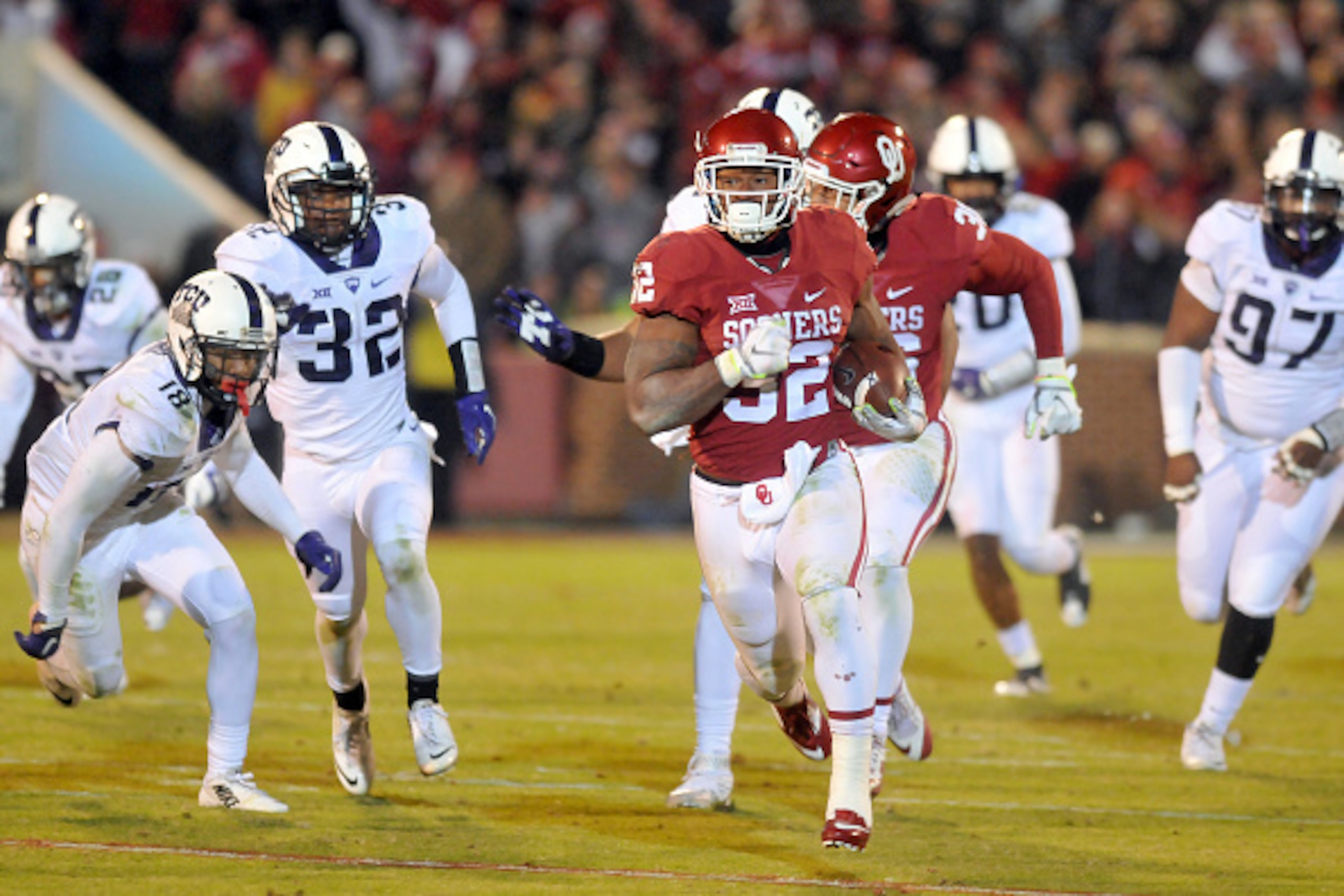 Oklahoma RB Samaje Perine (center)